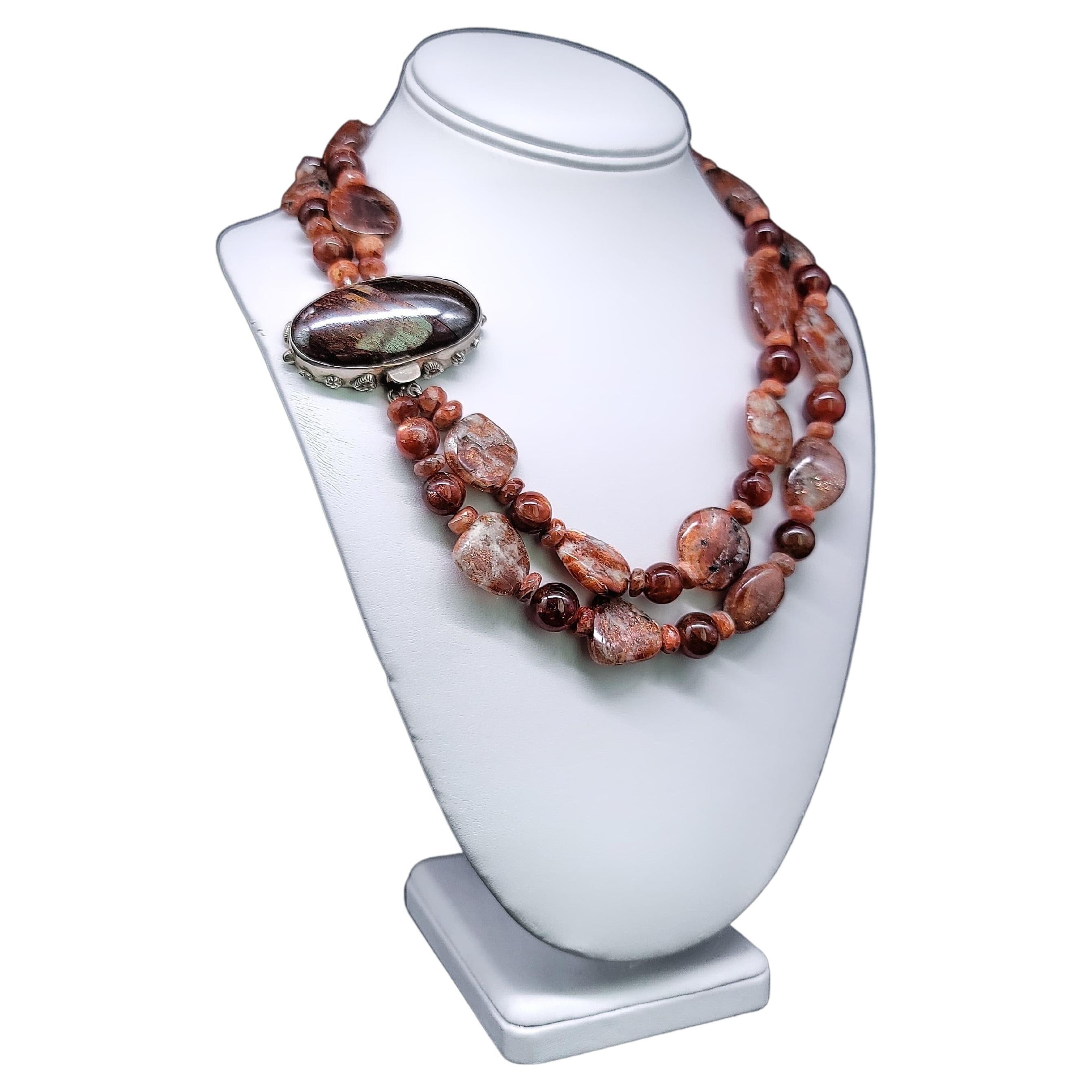 Radiant Sunstone Elegance - eine Halskette, die Raffinesse und natürliche Schönheit miteinander verbindet. Dieses einzigartige Meisterwerk besteht nicht aus einem, sondern aus zwei Strängen sorgfältig handgeknüpfter Seide, die jeweils mit einer