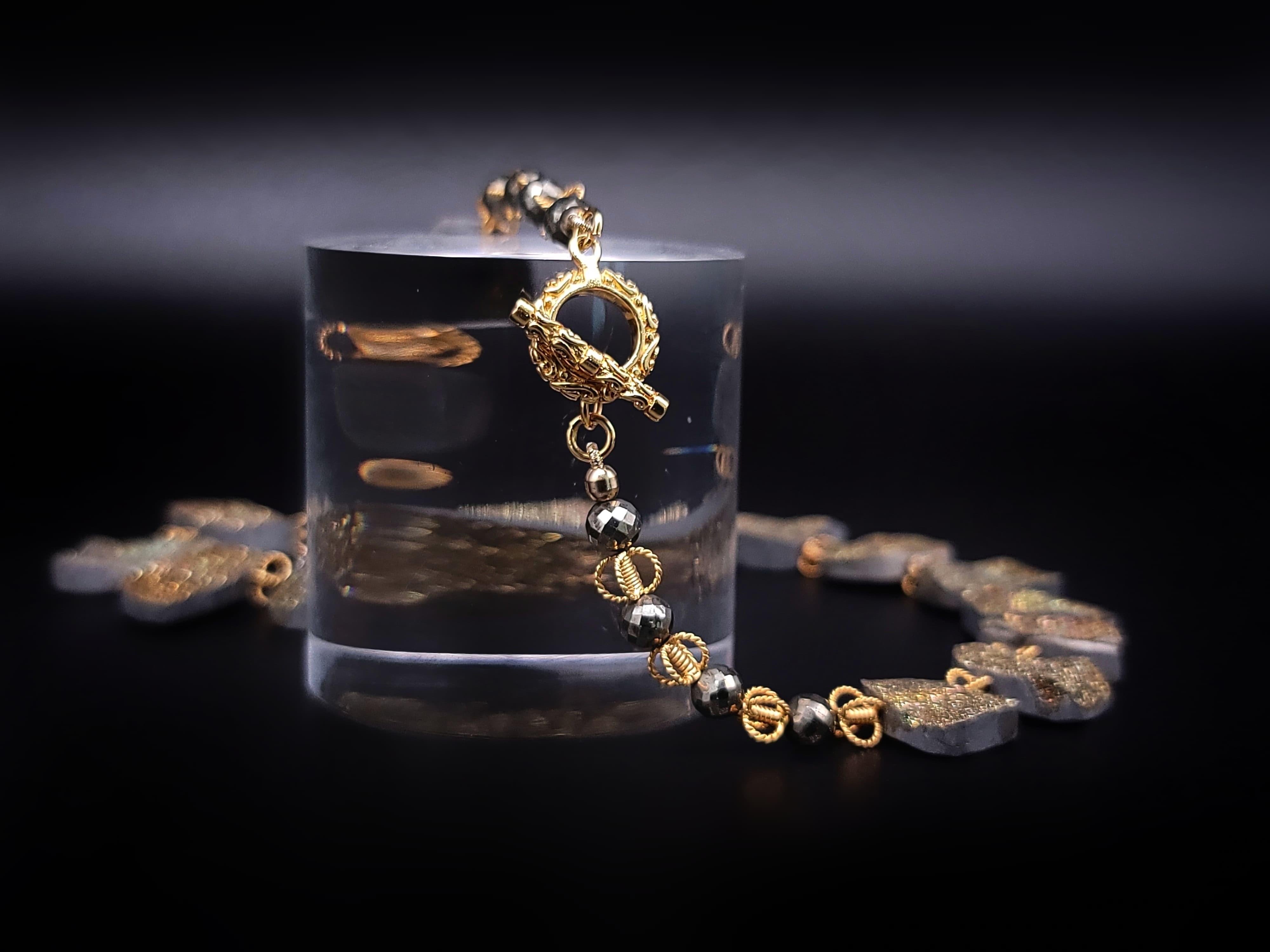 Wir präsentieren unsere exklusive Druzy-Pyrit-Platten-Halskette, ein Meisterwerk. Diese einzigartige Halskette zeigt die bezaubernde Schönheit von Regenbogen-Pyrit-Platten, die jede für sich einzigartig ist. Der Vermeil-Verschluss verleiht dem