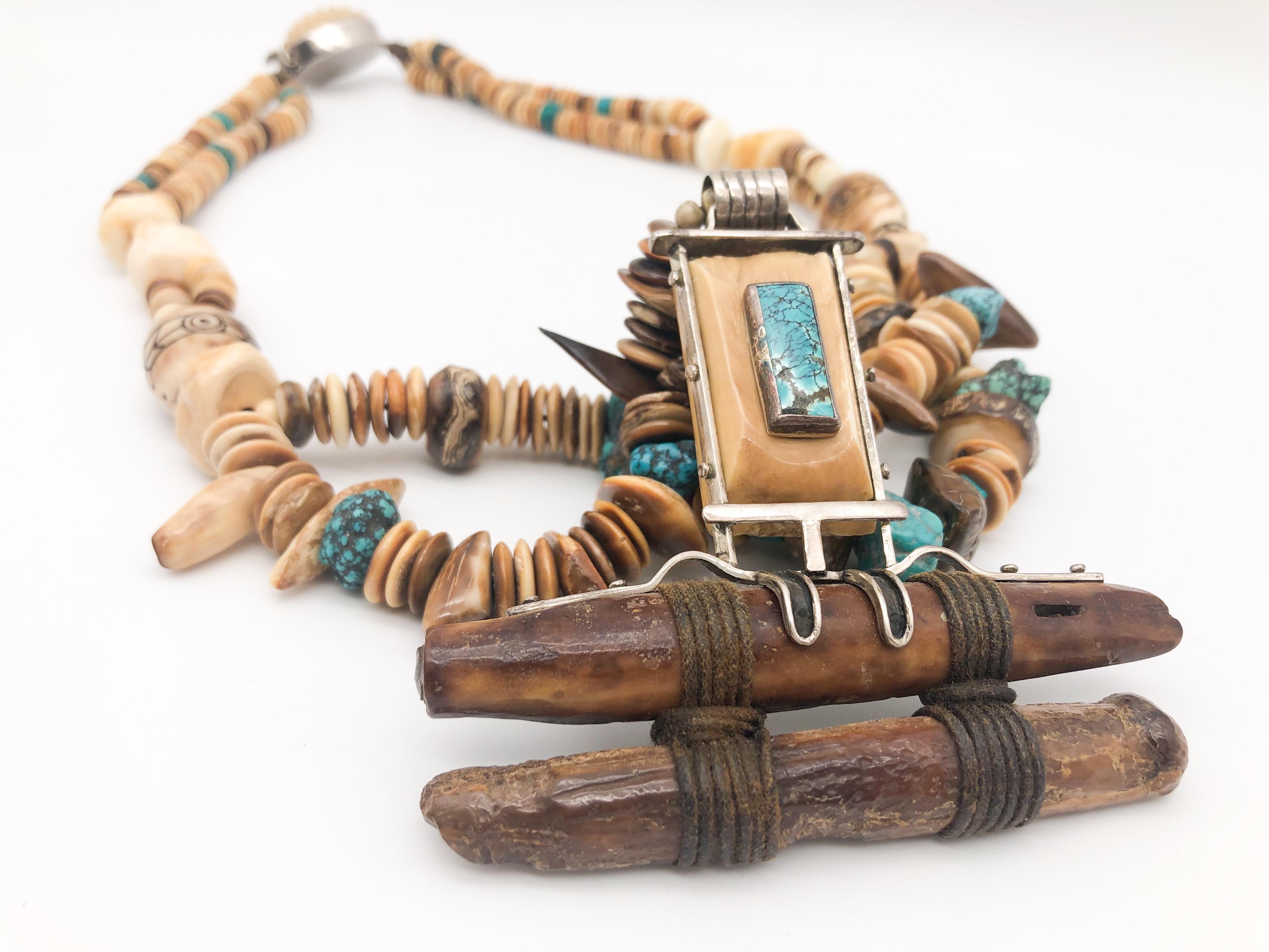 A.Jeschel, remarquable collier pendentif préhistorique en turquoise et fossiles. en vente 4