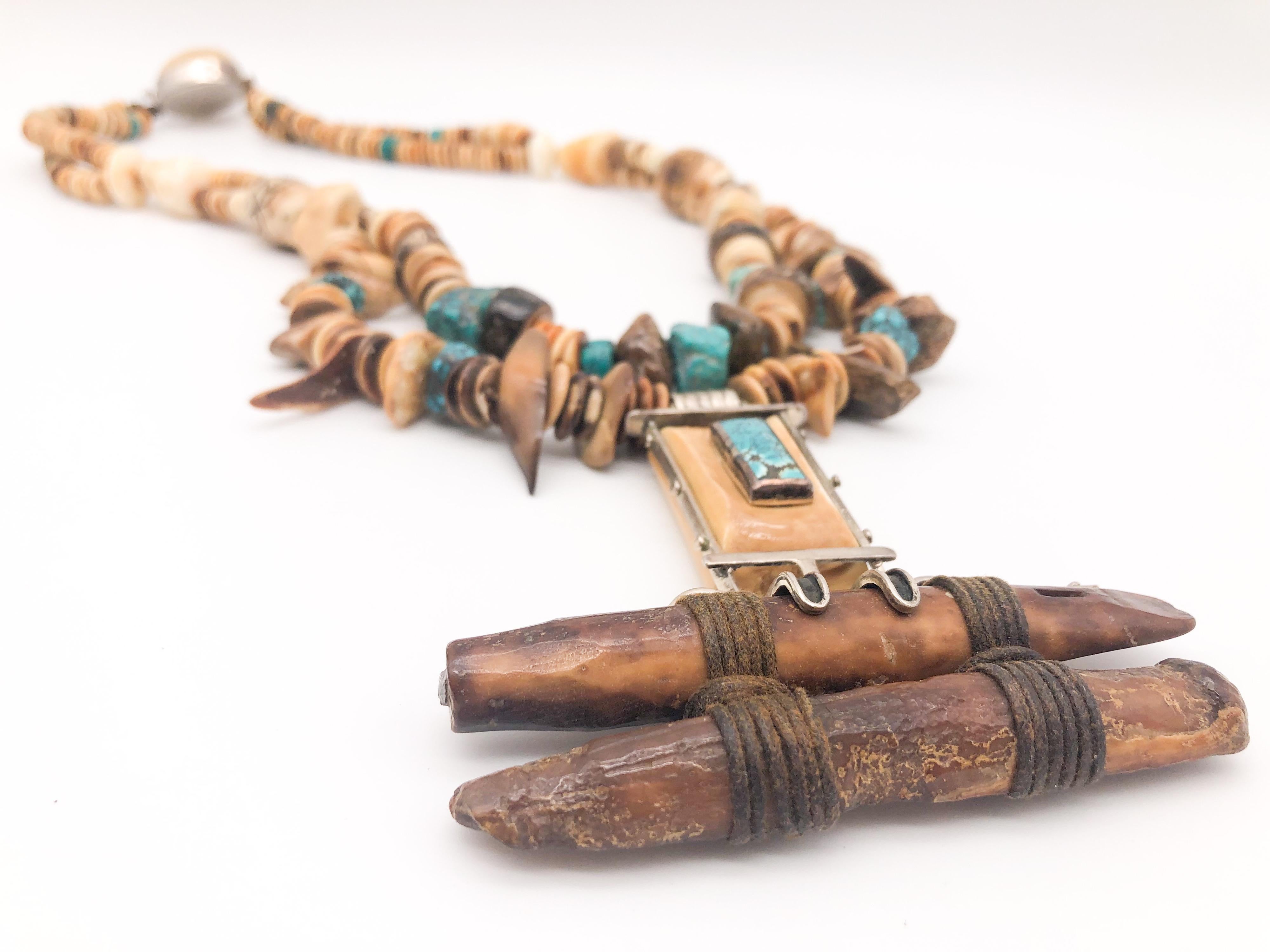 A.Jeschel, remarquable collier pendentif préhistorique en turquoise et fossiles. en vente 5