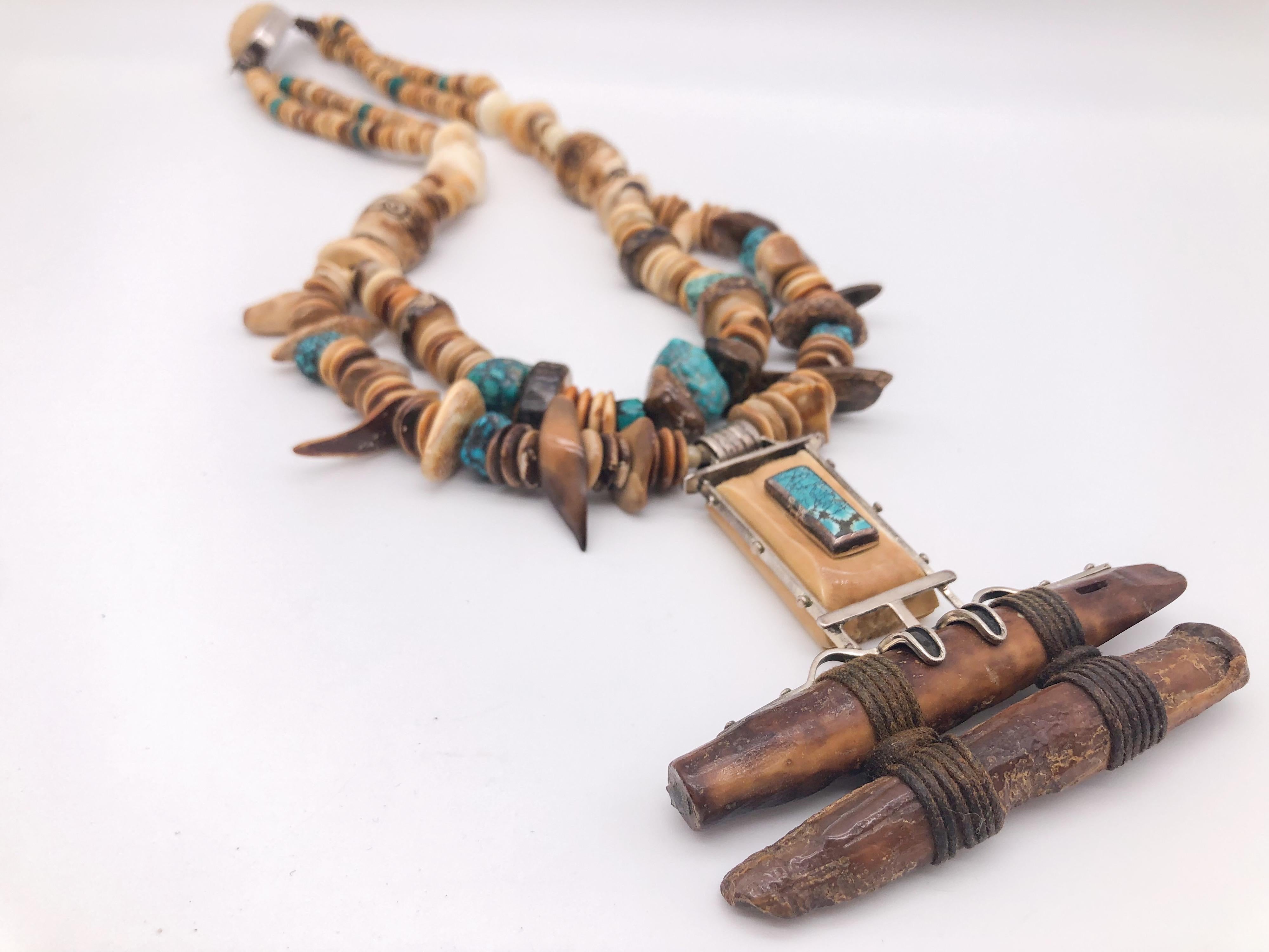 A.Jeschel, remarquable collier pendentif préhistorique en turquoise et fossiles. en vente 6