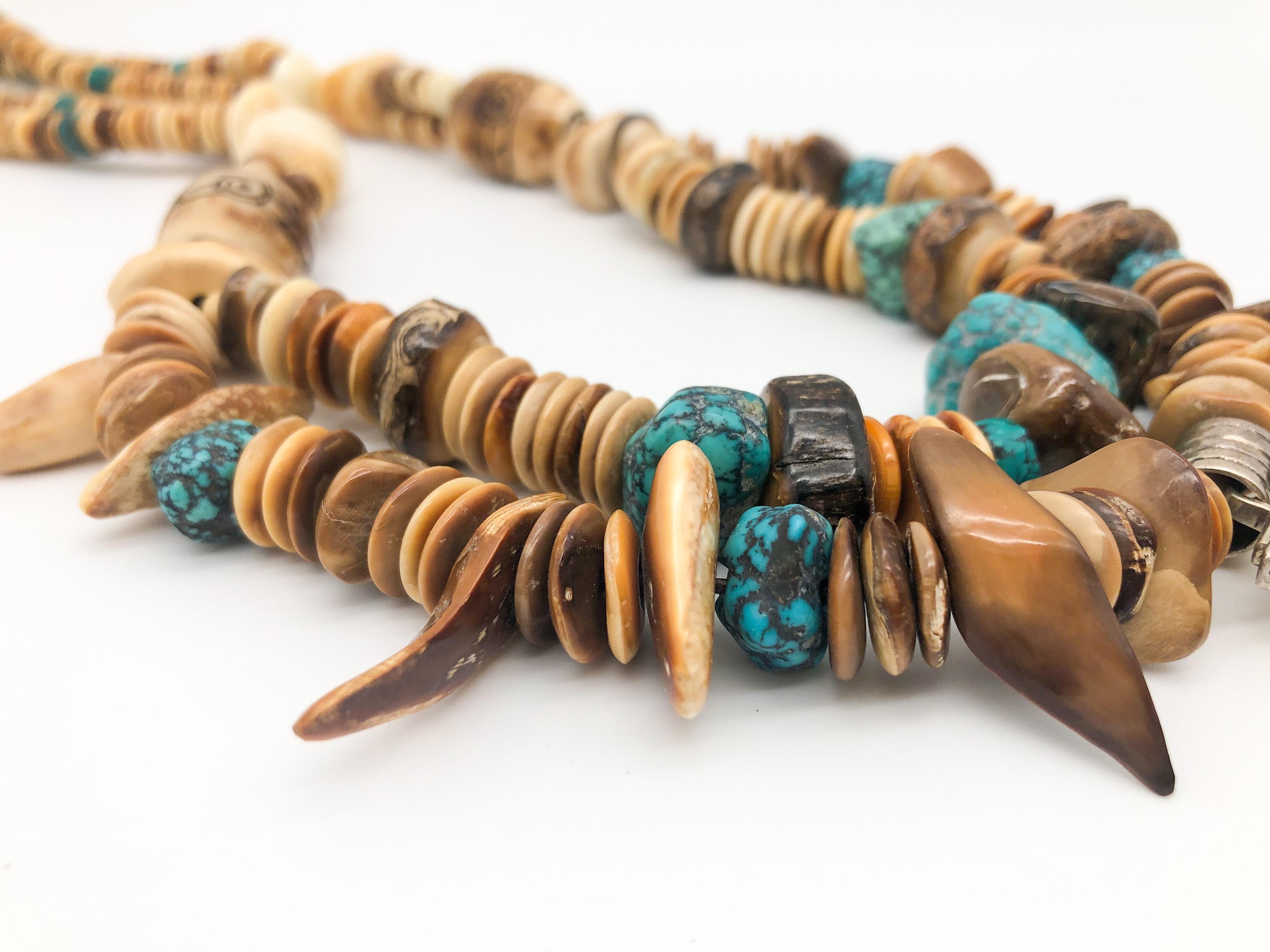 A.Jeschel, remarquable collier pendentif préhistorique en turquoise et fossiles. en vente 9