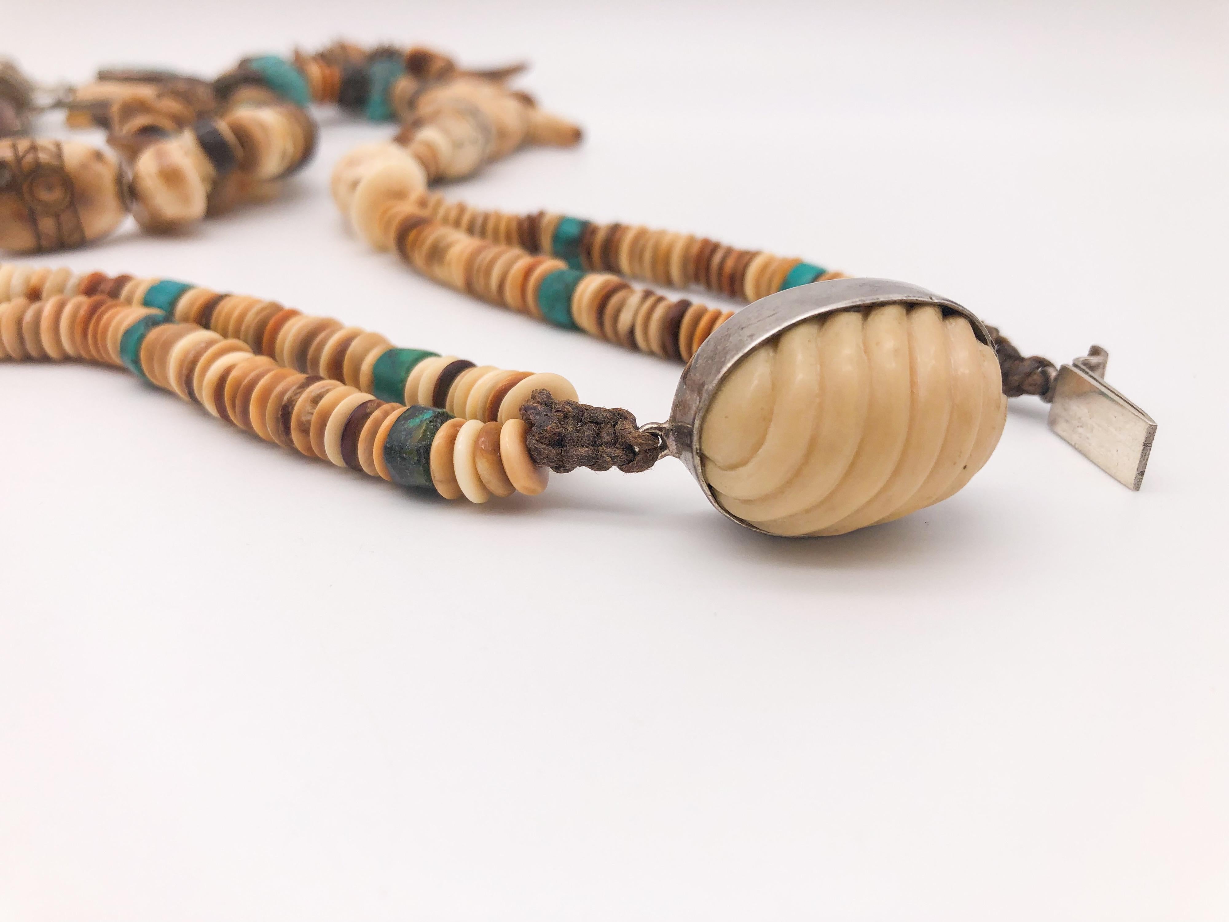 A.Jeschel, remarquable collier pendentif préhistorique en turquoise et fossiles. en vente 10