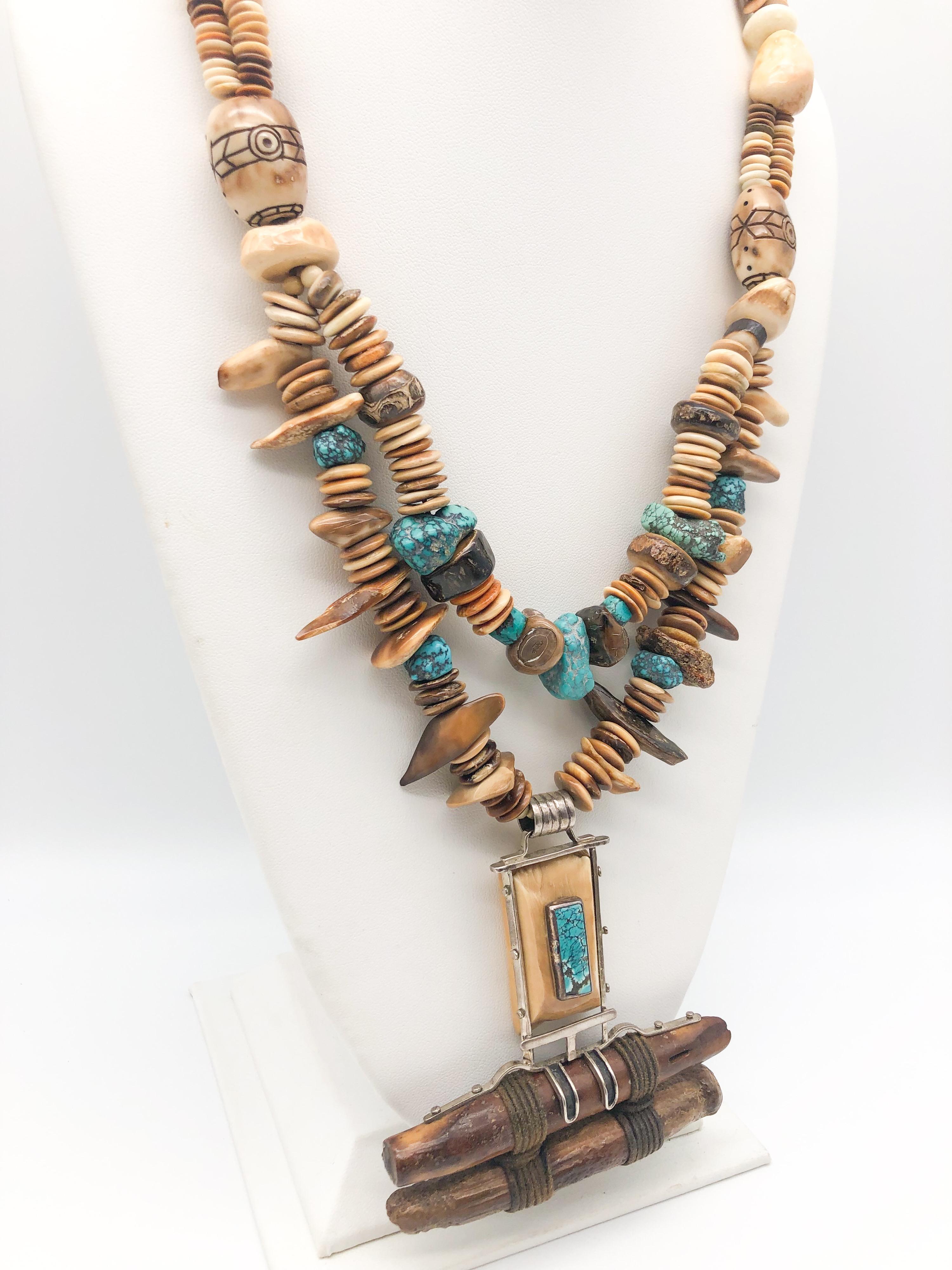 Contemporain A.Jeschel, remarquable collier pendentif préhistorique en turquoise et fossiles. en vente