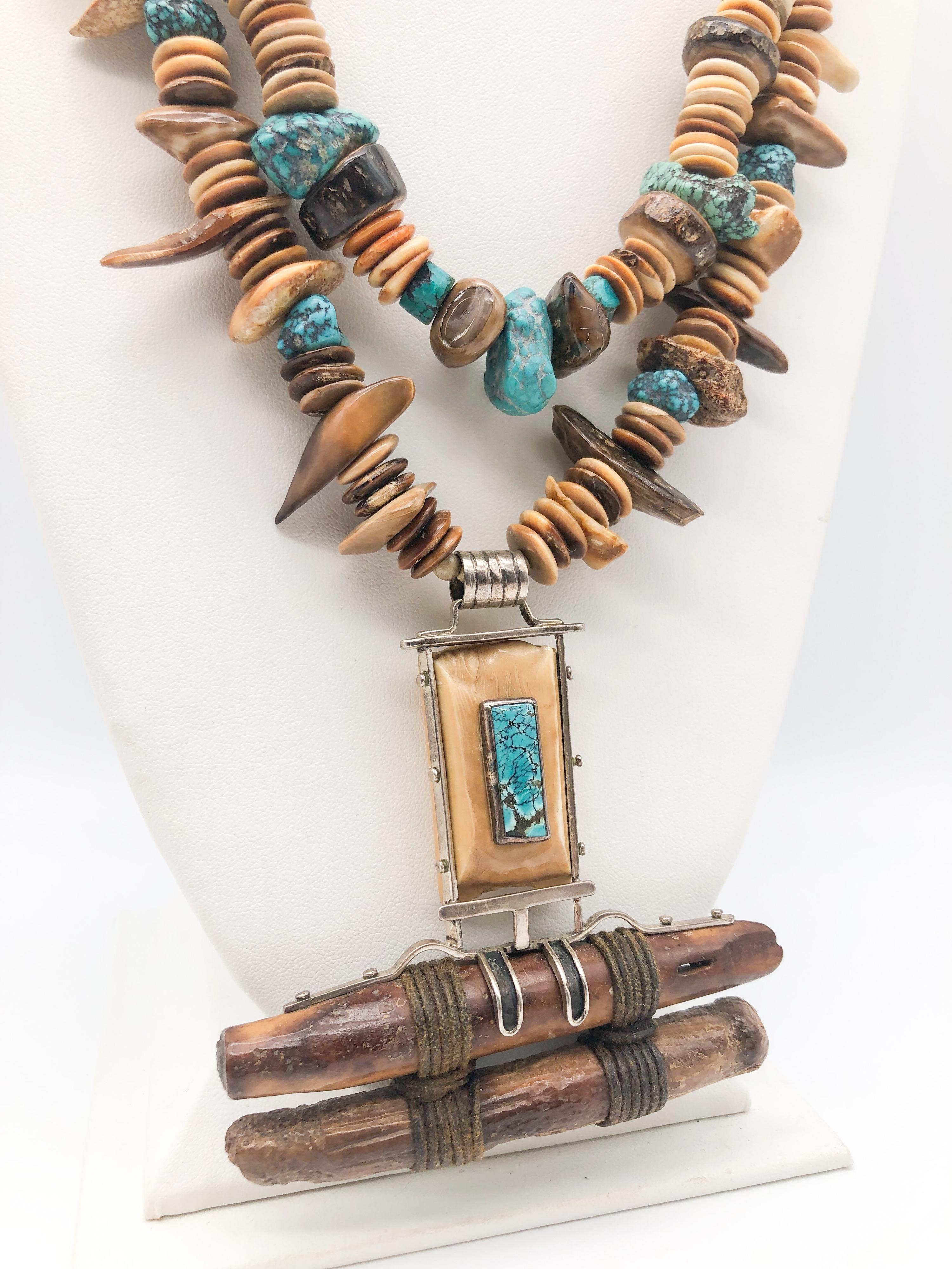 Taille mixte A.Jeschel, remarquable collier pendentif préhistorique en turquoise et fossiles. en vente