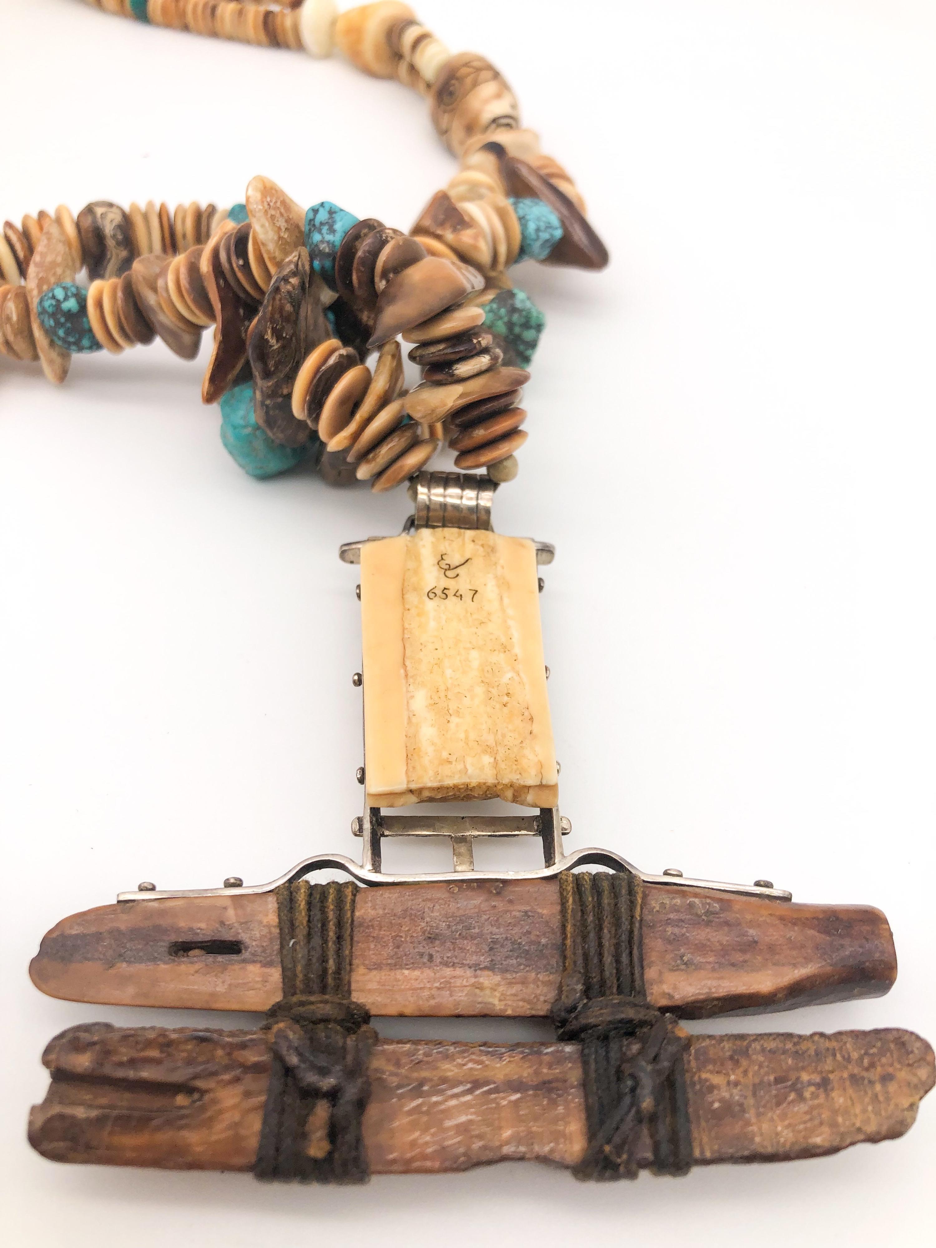 A.Jeschel, remarquable collier pendentif préhistorique en turquoise et fossiles. Unisexe en vente