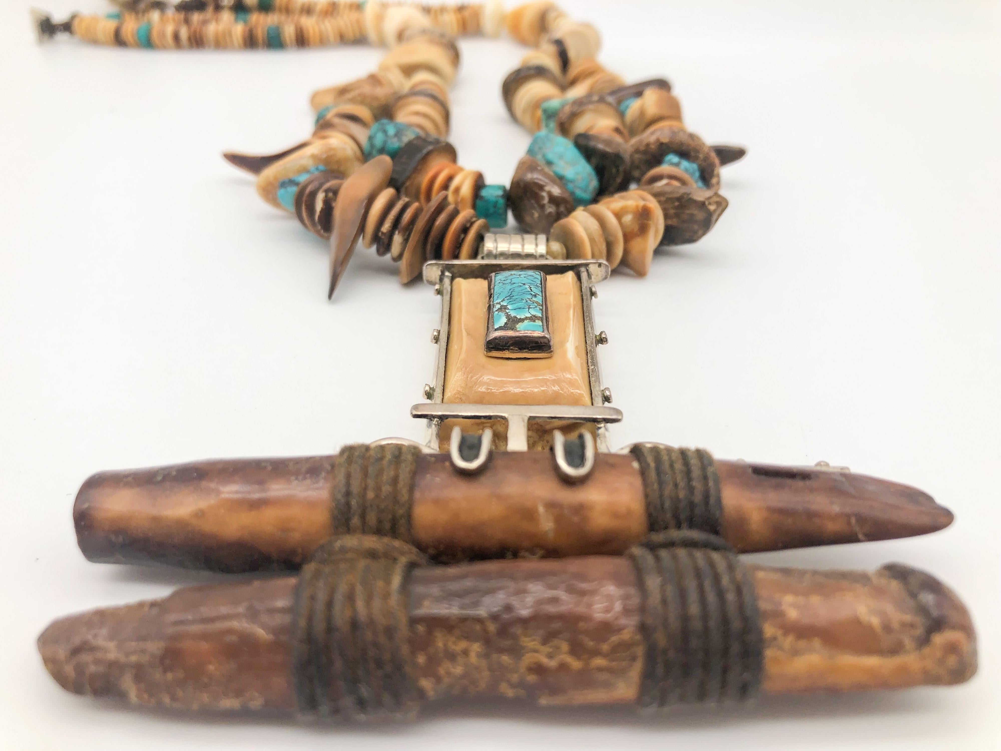 A.Jeschel, remarquable collier pendentif préhistorique en turquoise et fossiles. en vente 2