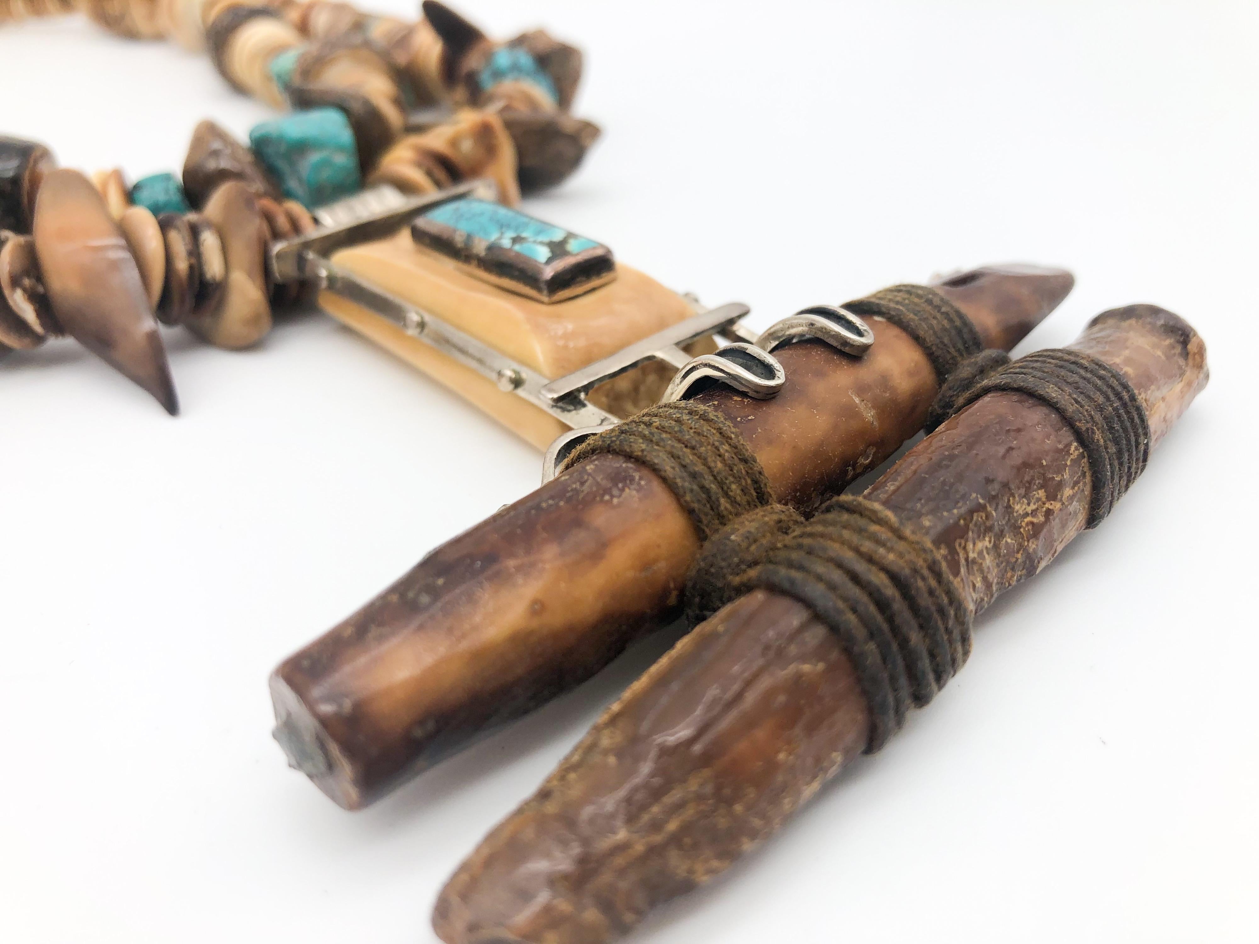 A.Jeschel, remarquable collier pendentif préhistorique en turquoise et fossiles. en vente 3
