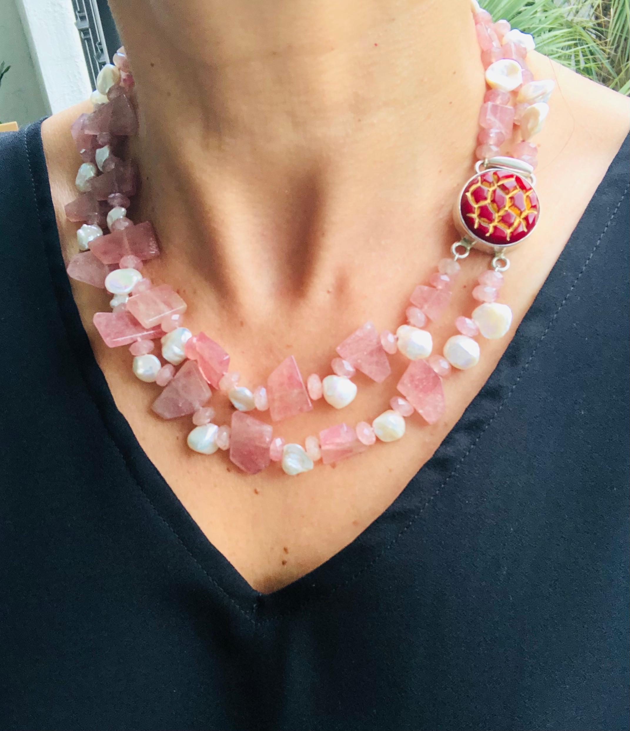 Ziehen Sie die Blicke auf sich mit dieser exquisiten Rhodochrosit-Halskette, einem einzigartigen Meisterwerk. Der zarte, aus zwei Strängen gefertigte Schmuck mit dem faszinierenden, halbtransparenten Farbton Rosa strahlt Eleganz und Einzigartigkeit