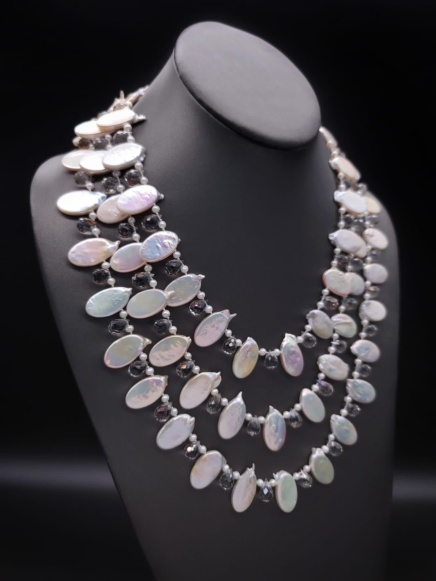 Collier romantique à 3 brins de perles A.Jeschel. Neuf - En vente à Miami, FL