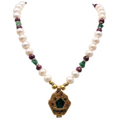 Le collier de rubis:: d'émeraudes et de perles A.Jeschel suspend un pendentif Ghau Box fabriqué à la main