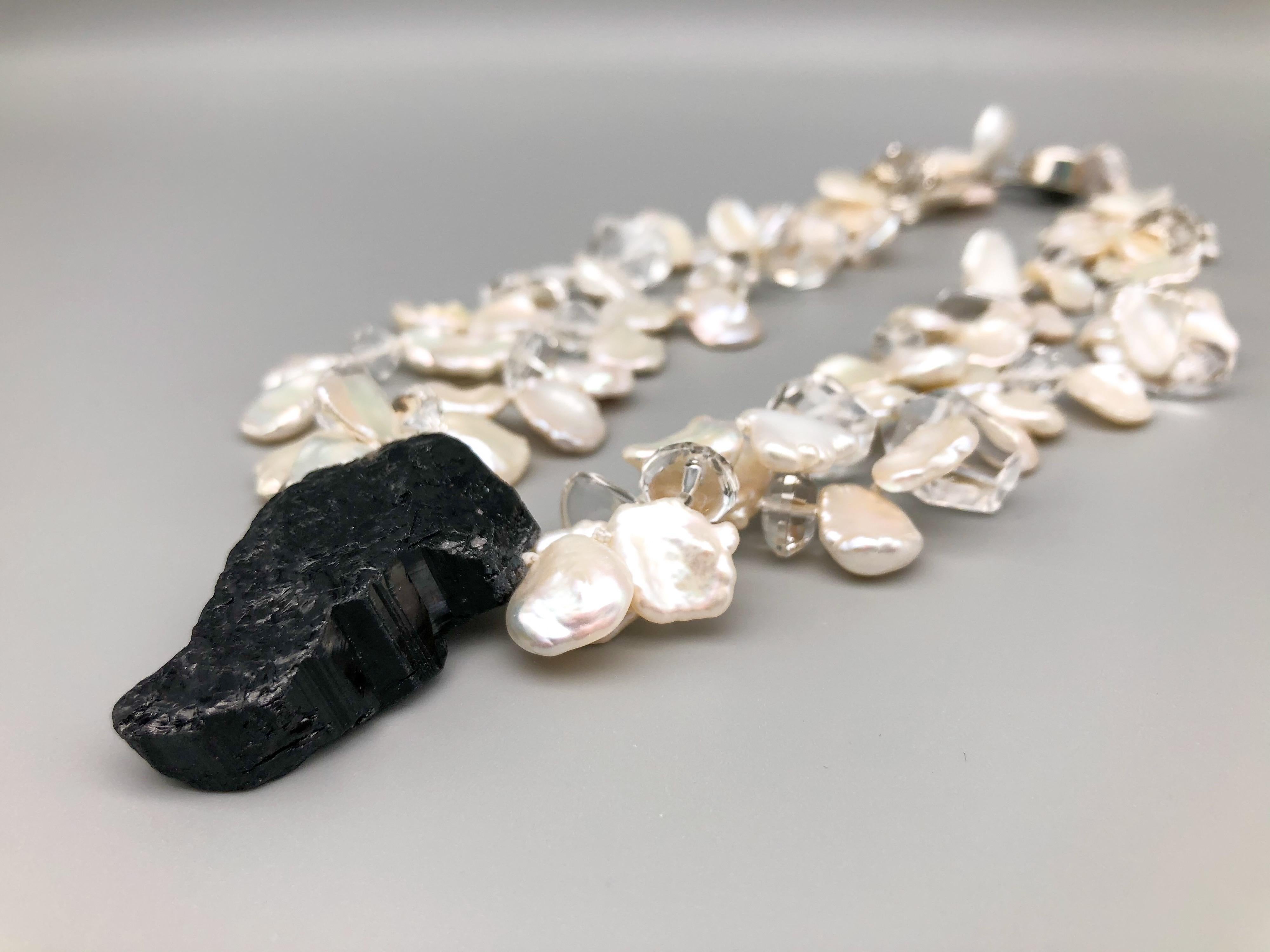 Taille mixte Pendentif en tourmaline noire massive A.Jeschel avec un double rang de perles. en vente