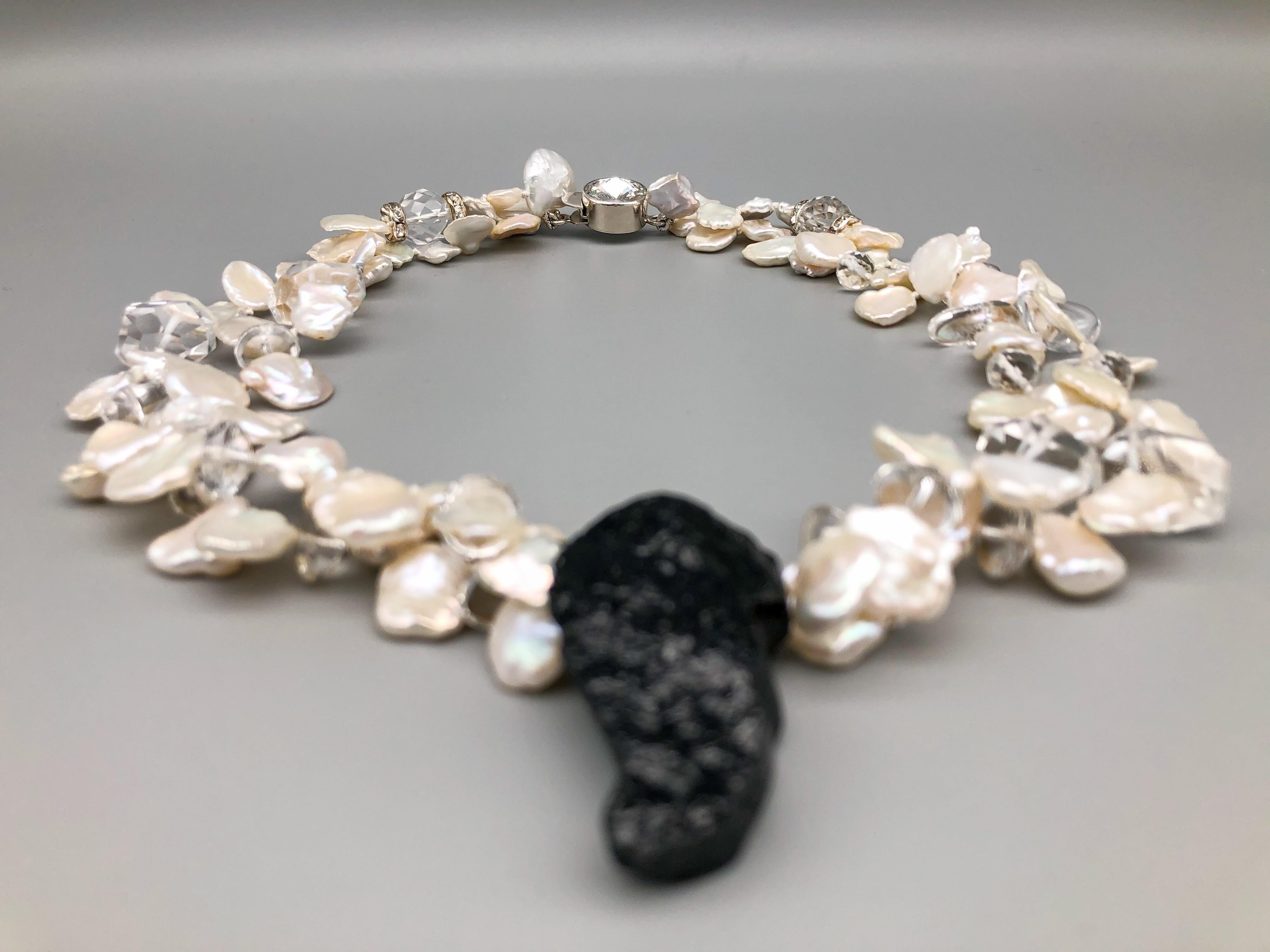 Pendentif en tourmaline noire massive A.Jeschel avec un double rang de perles. Unisexe en vente