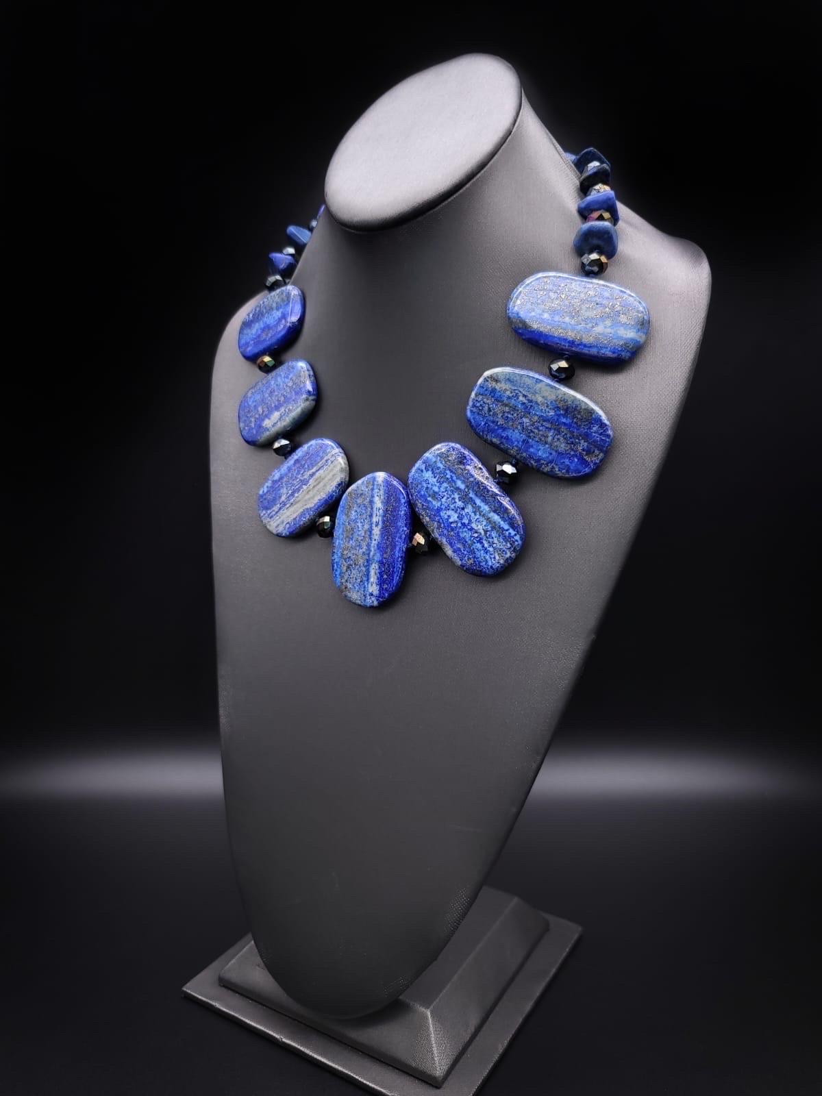 Unique en son genre

Spectaculaire collier en lapis-lazuli provenant des anciennes mines d'Afghanistan  Les plaques sont polies à la main de manière moderne, chacune mesurant approximativement 2'x1'. Elles sont centrées sur un collier de perles de