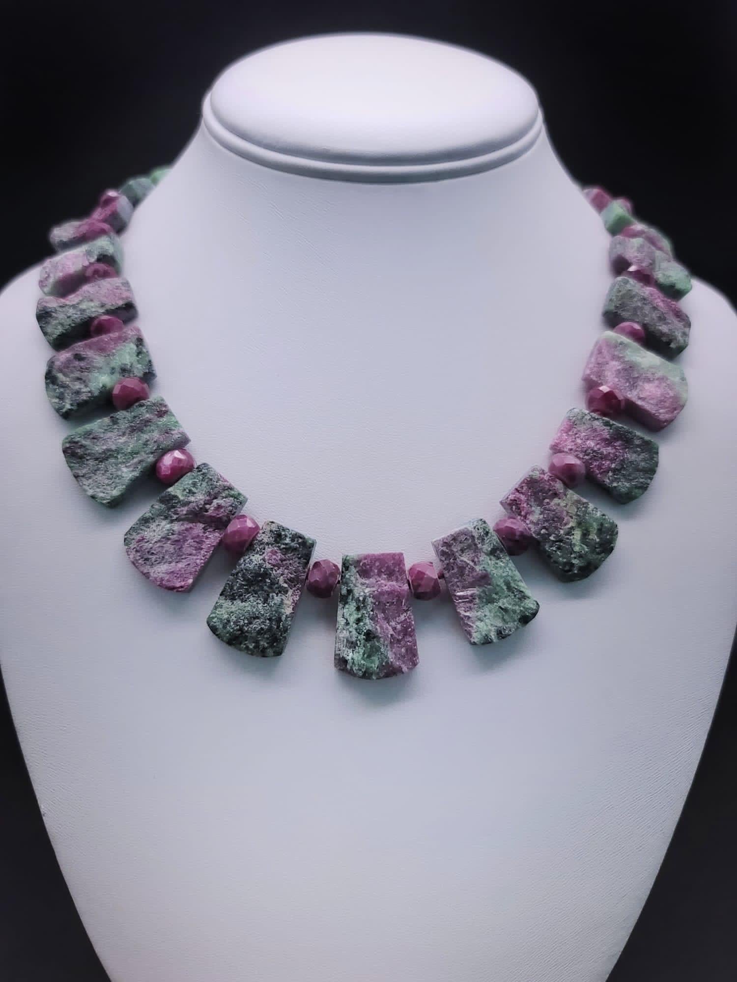 Taille mixte Spectaculaire collier de zoisite en rubis A.Jeschel. en vente