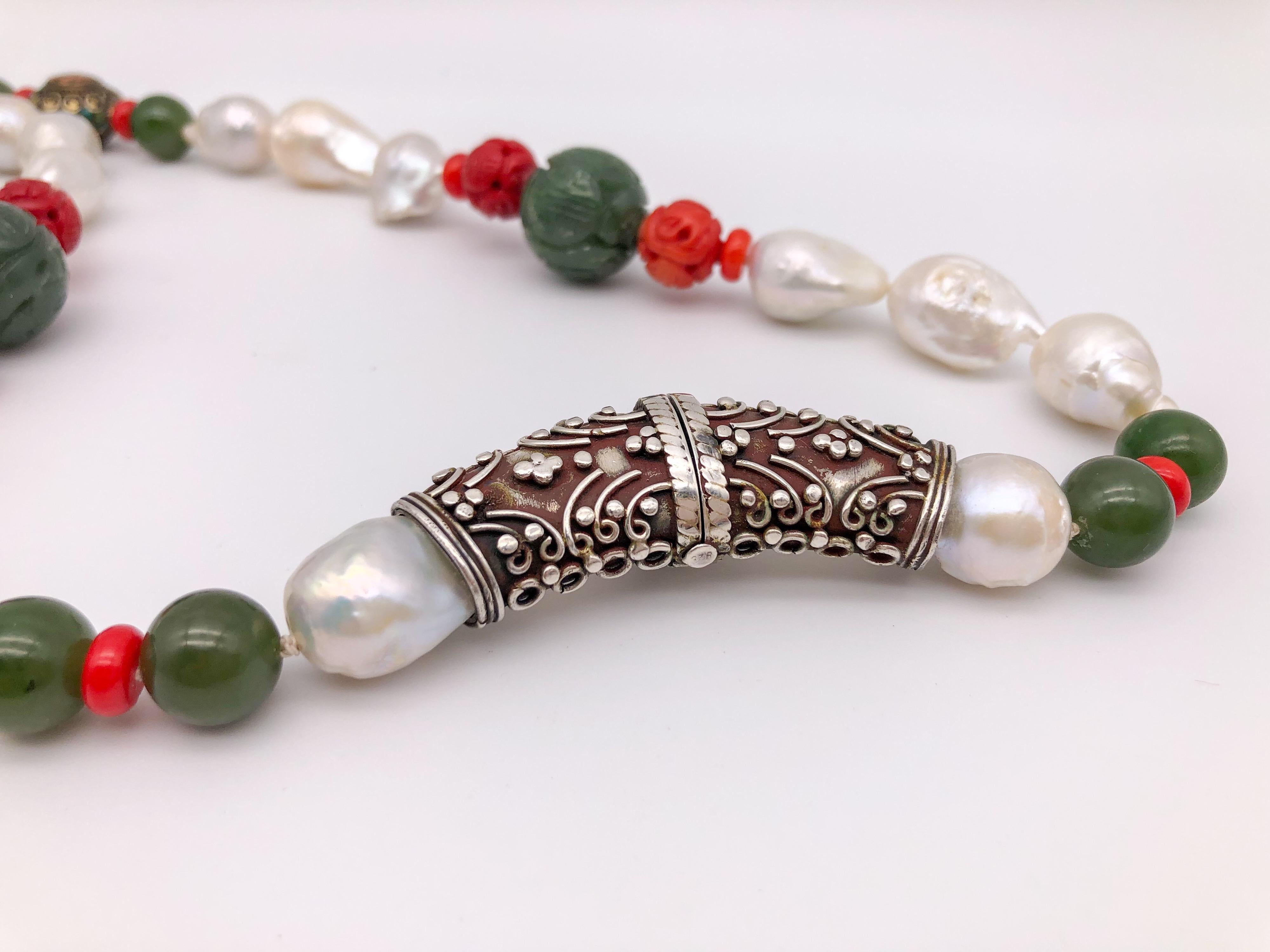 A.Jeschel Splendido ciondolo tibetano su una lussuosa collana di perle barocche in vendita 11