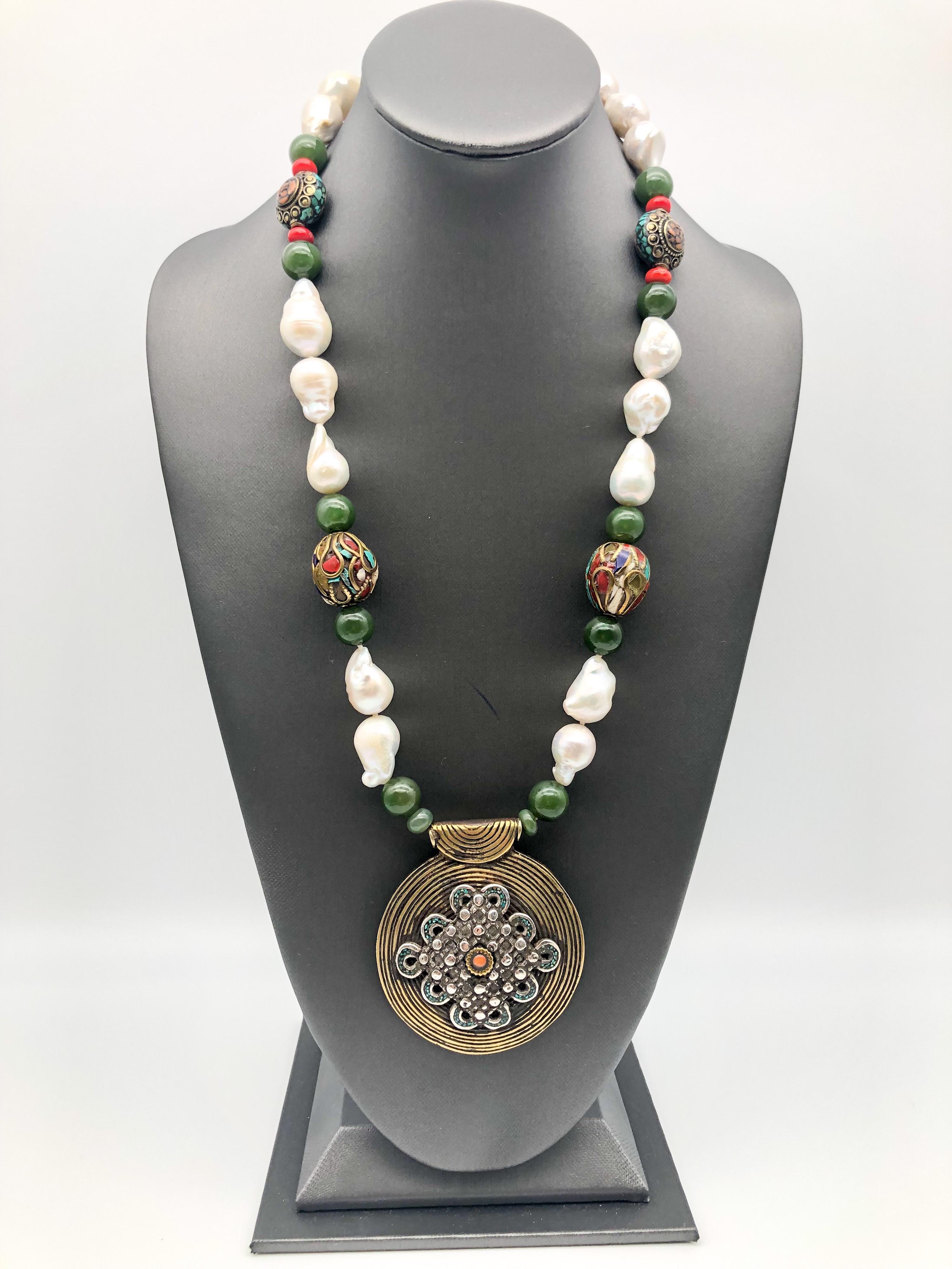 Contemporain Splendide pendentif tibétain A.Jeschel sur collier de perles baroques lustrées en vente