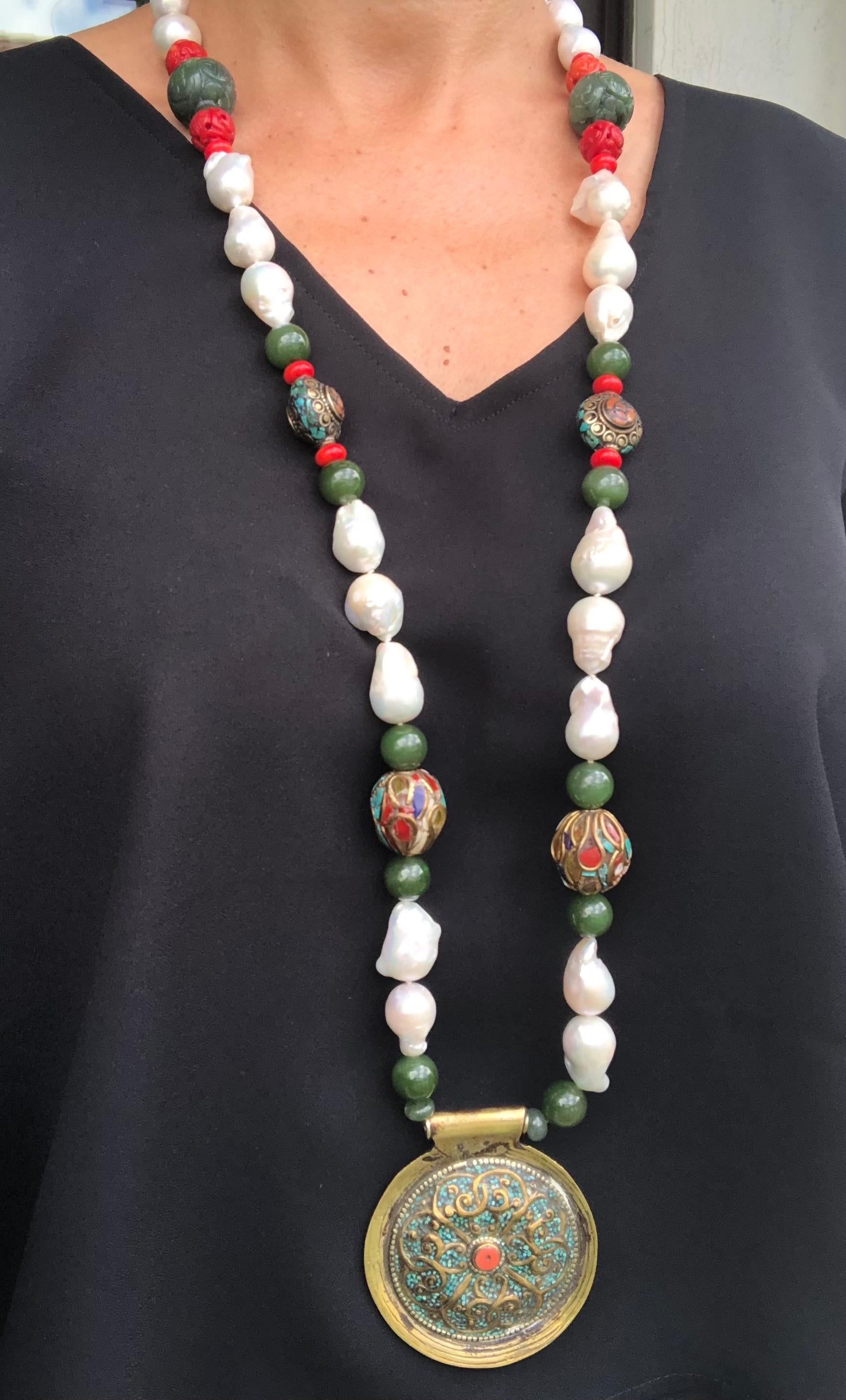 Taille mixte Splendide pendentif tibétain A.Jeschel sur collier de perles baroques lustrées en vente