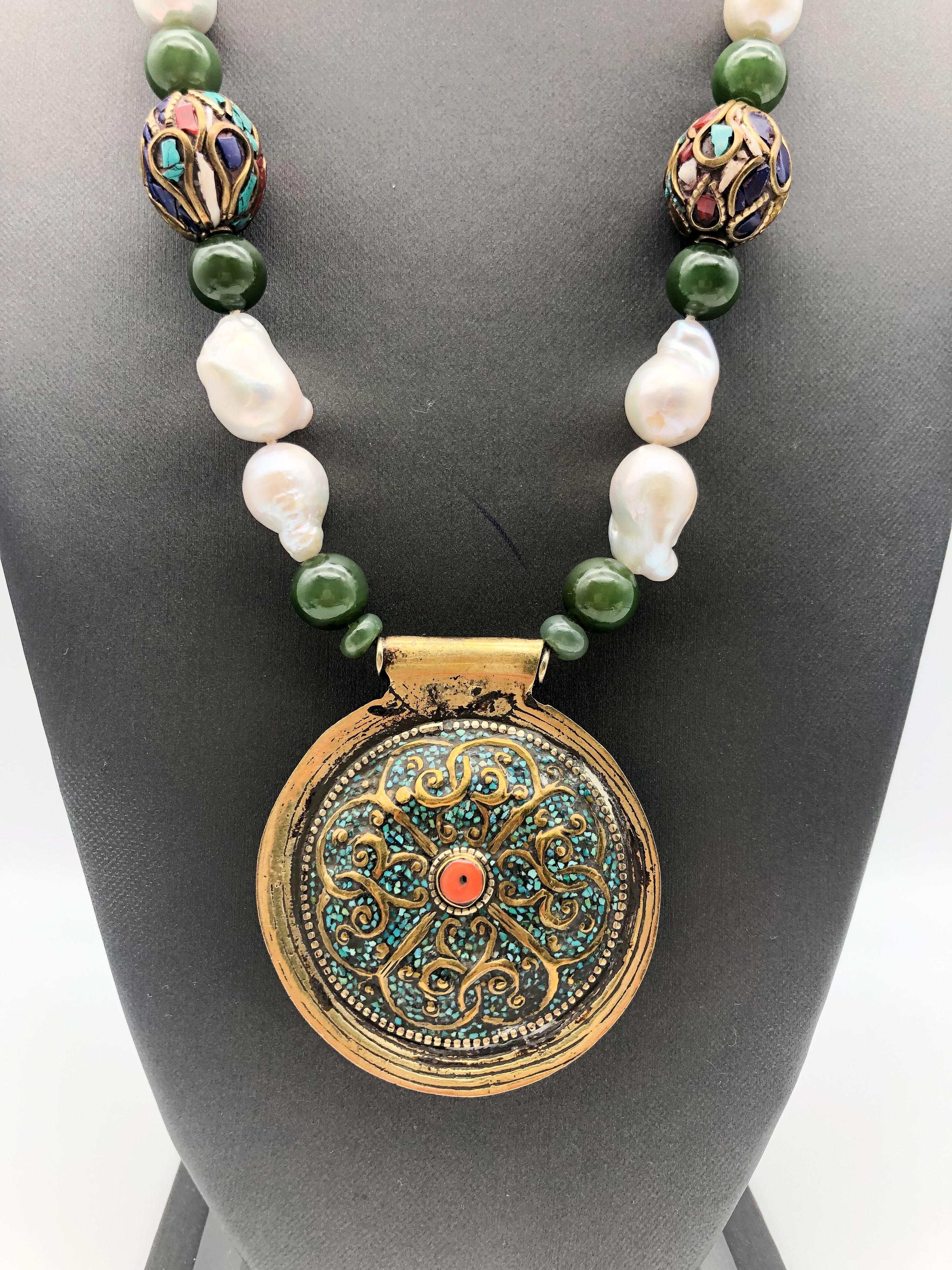 Splendide pendentif tibétain A.Jeschel sur collier de perles baroques lustrées Pour femmes en vente