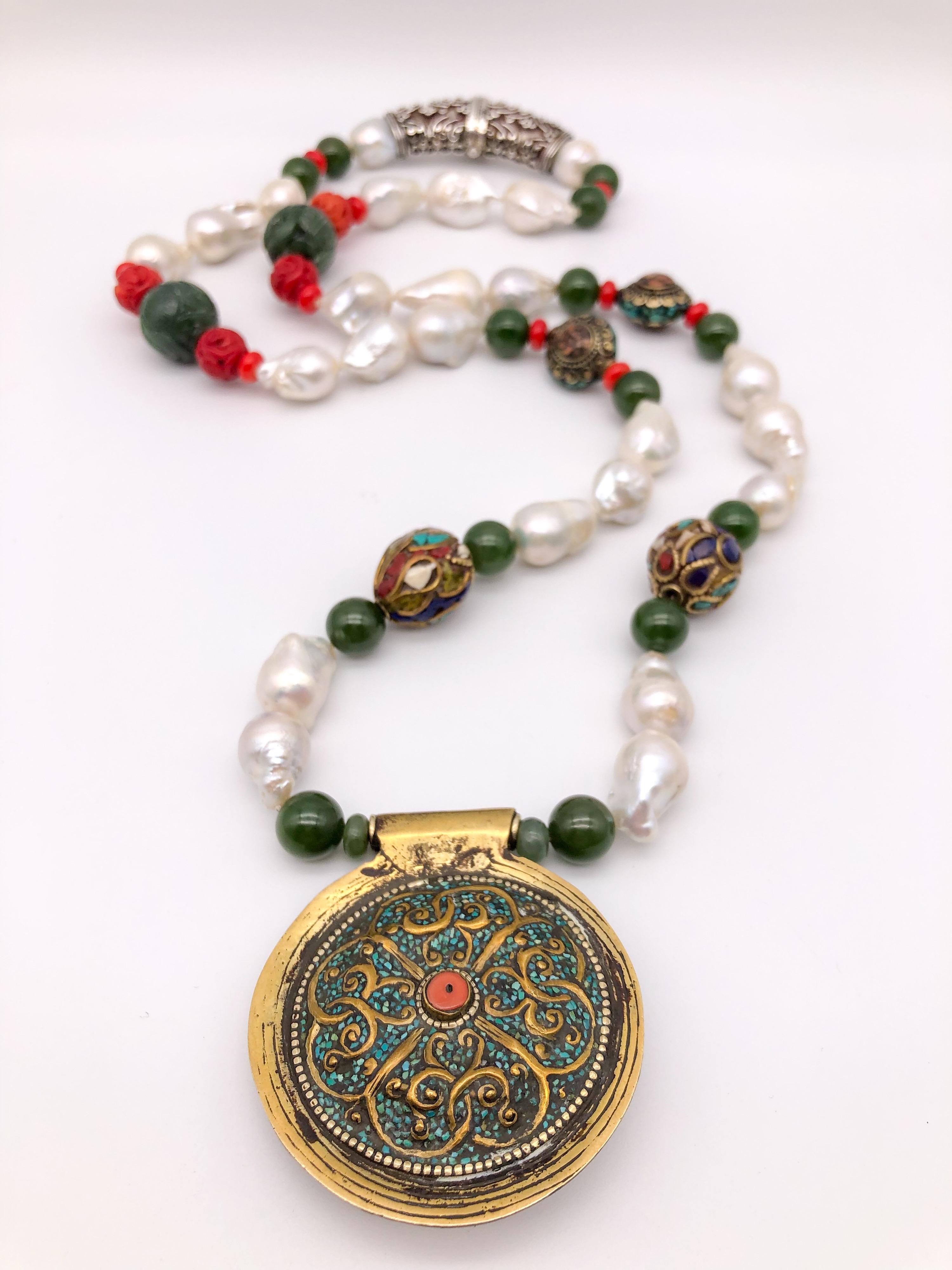 A.Jeschel Splendido ciondolo tibetano su una lussuosa collana di perle barocche in vendita 2