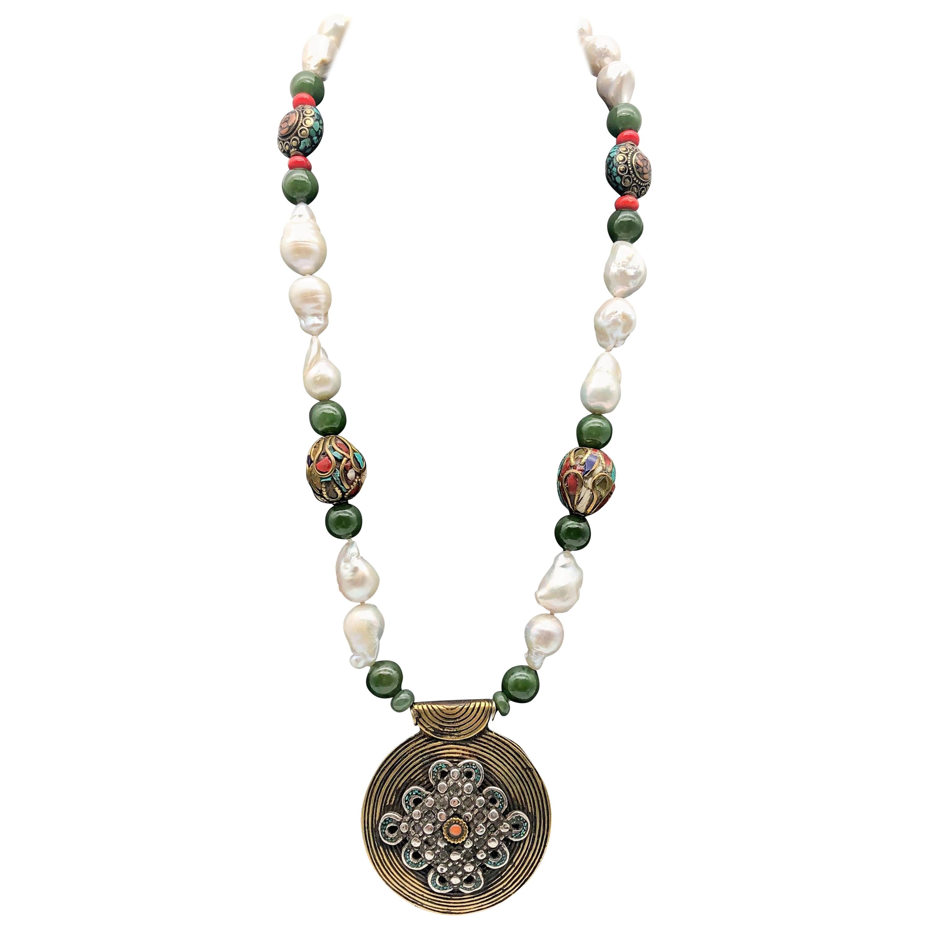 Splendide pendentif tibétain A.Jeschel sur collier de perles baroques lustrées en vente