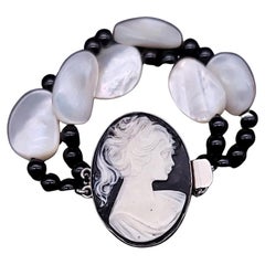 A.Jeschel Statement-Armband aus Onyx mit geschnitztem Kamee-Verschluss.
