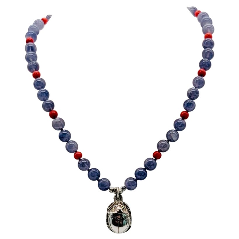 A.Jeschel Escarabajo de plata de ley supendido de un collar de iolita y coral