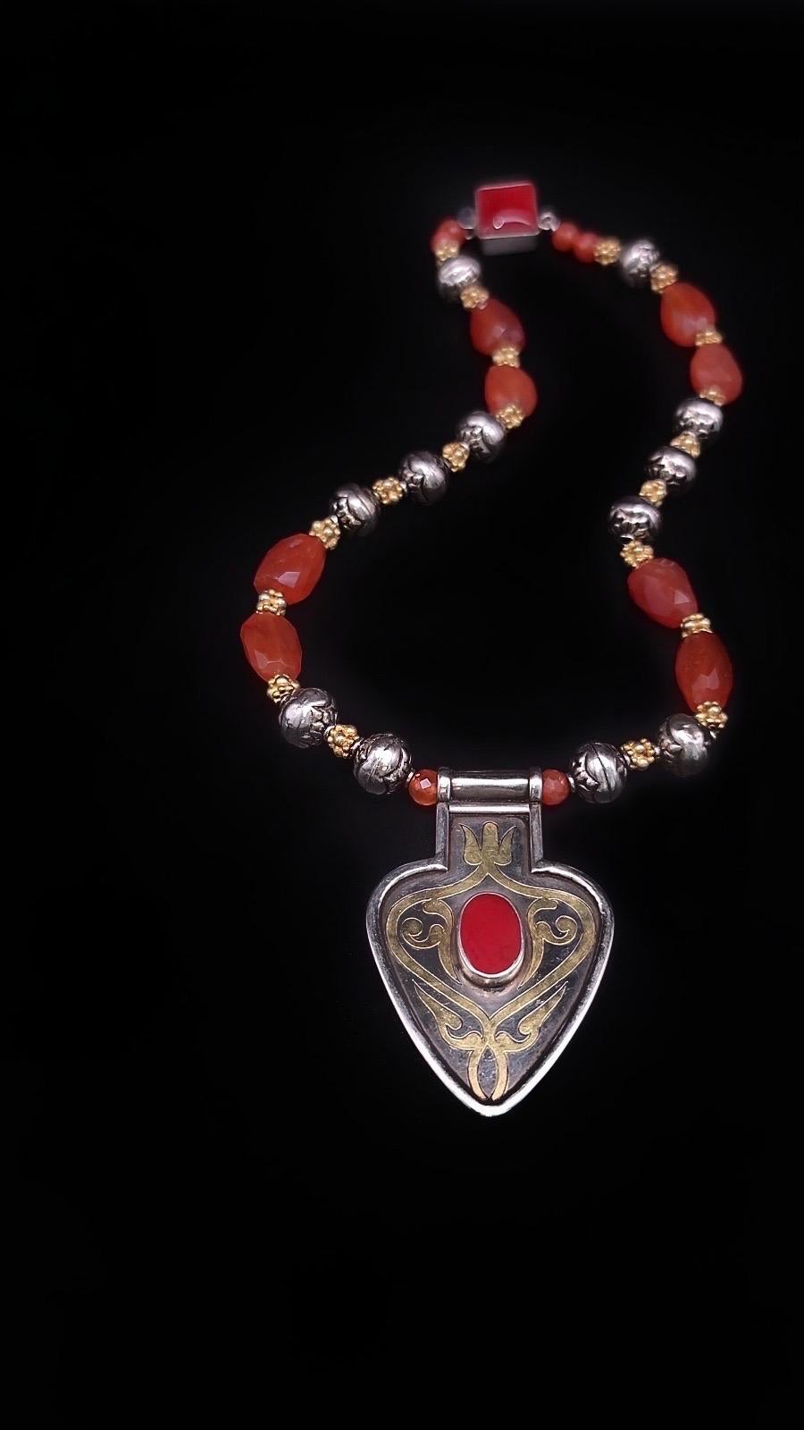 Contemporaneo Collana con ciondolo tribale in corniola di A.Jeschel in vendita