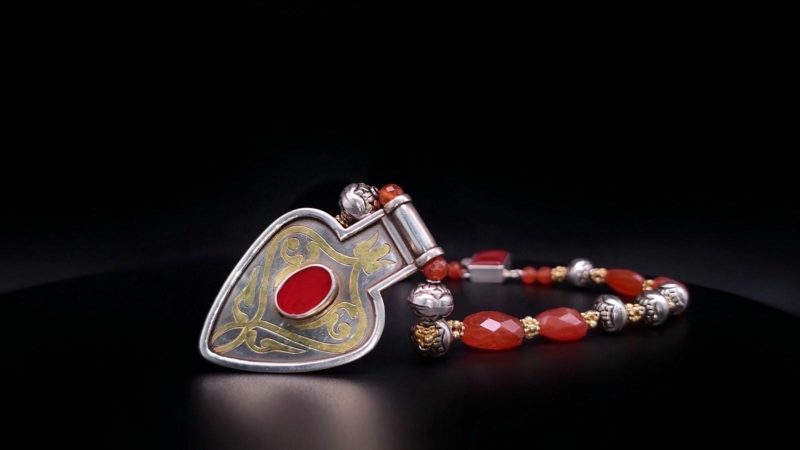 Collana con ciondolo tribale in corniola di A.Jeschel In condizioni Nuovo in vendita a Miami, FL