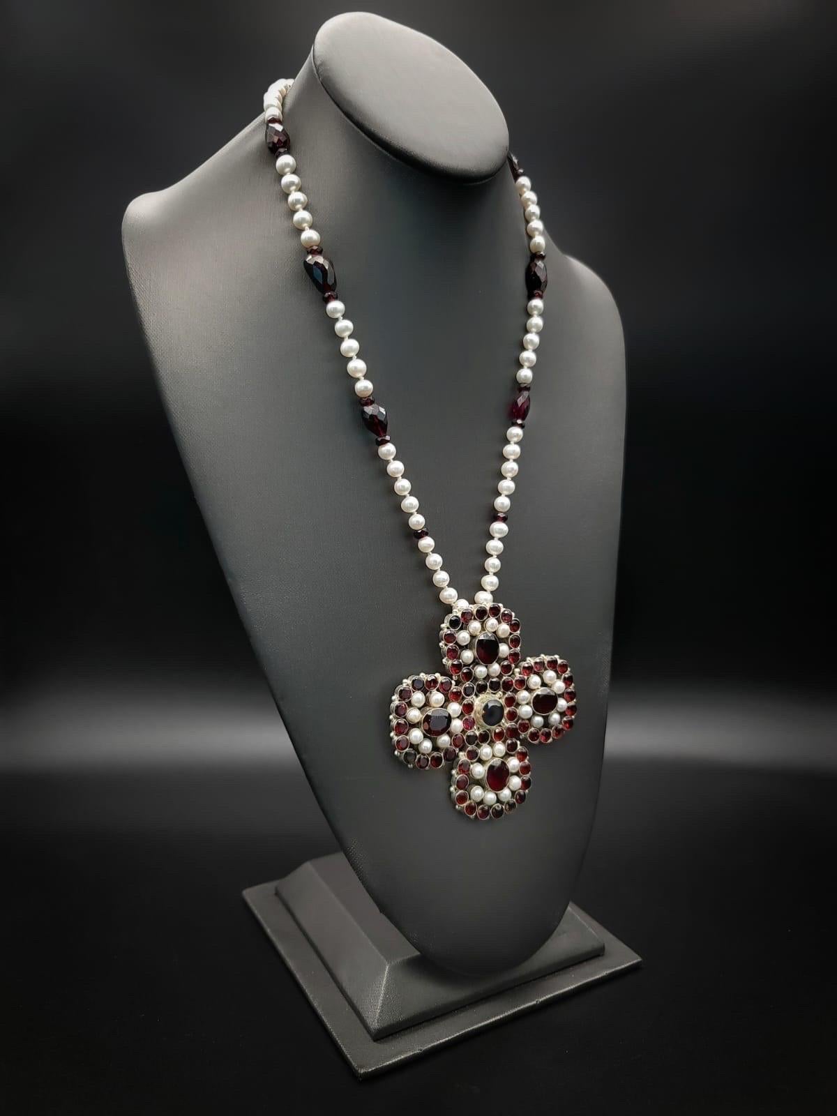 A.Jeschel Atemberaubende lange Halskette mit Granat und Perlenkreuz. im Angebot 4
