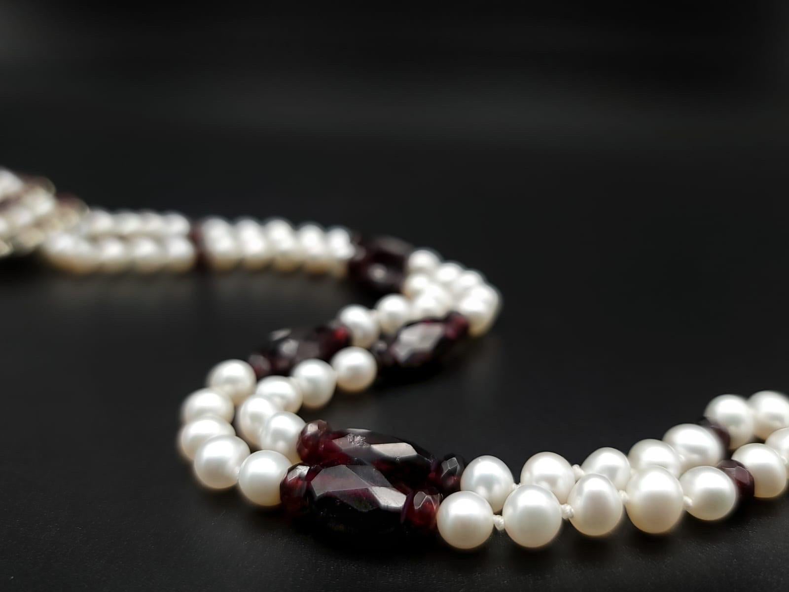 A.Jeschel Atemberaubende lange Halskette mit Granat und Perlenkreuz. (Gemischter Schliff) im Angebot
