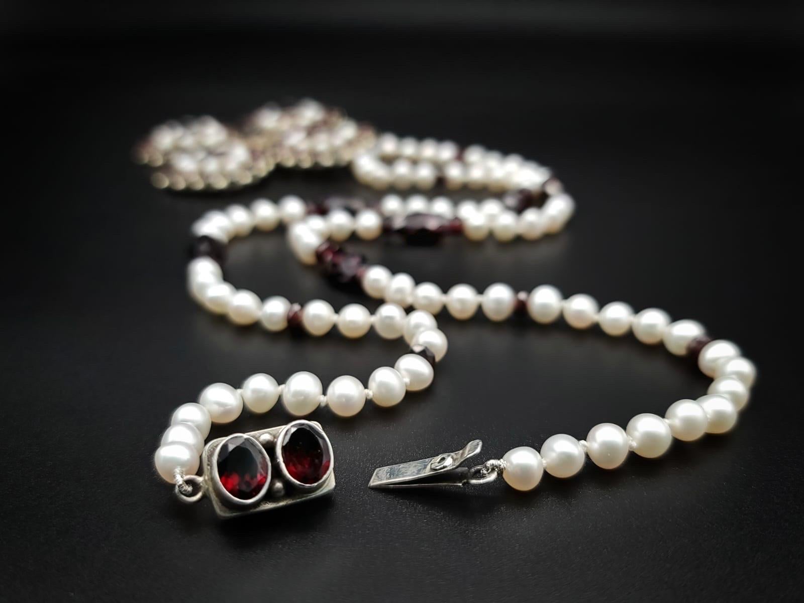 A.Jeschel Atemberaubende lange Halskette mit Granat und Perlenkreuz. im Angebot 1