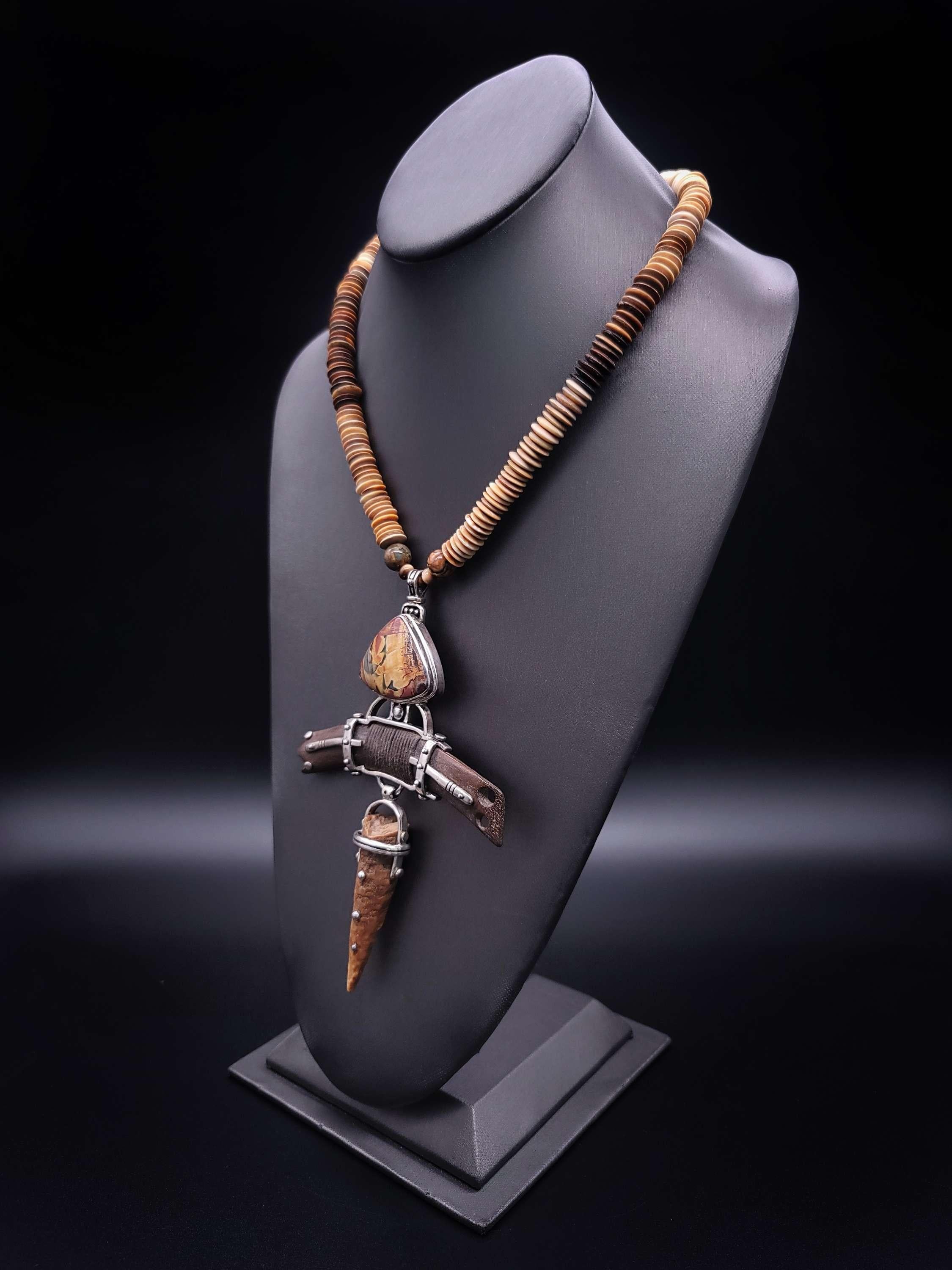 
Wir stellen eine atemberaubende, einzigartige Halskette vor, die Eleganz und Raffinesse ausstrahlt. Dieses Stück ist aus exquisiten Tabak-Jade- und Jaspis-Perlen gefertigt, die wunderschön mit Fossil-Perlen durchsetzt sind und ein einzigartiges und