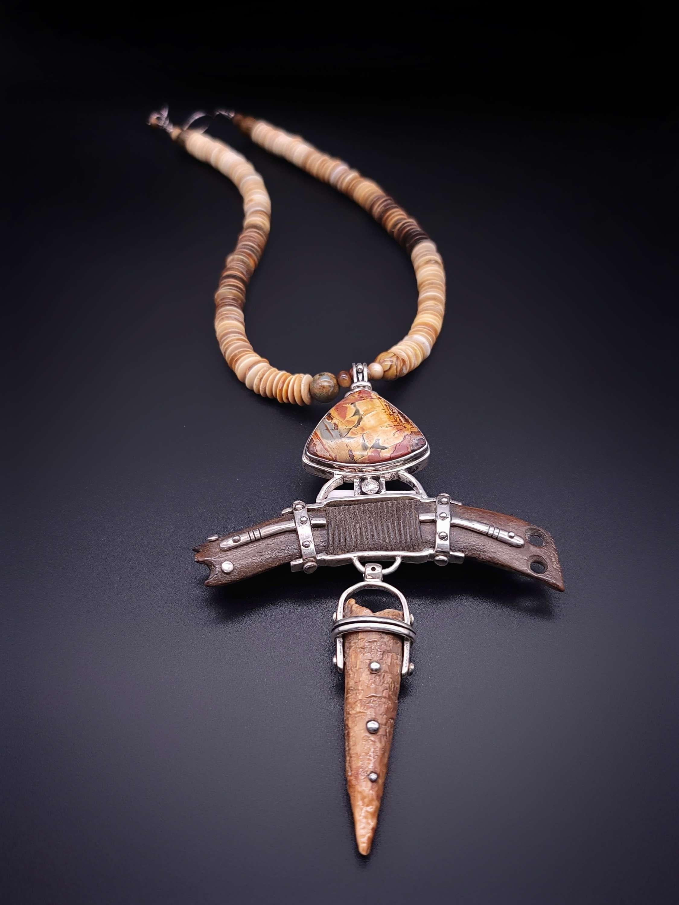 da uomo o donna A.Jeschel Splendida collana in diaspro con ciondolo a forma di reliquia fossile. in vendita