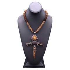 A.Jeschel Atemberaubende Jaspis-Halskette mit versteinertem Relic-Anhänger.