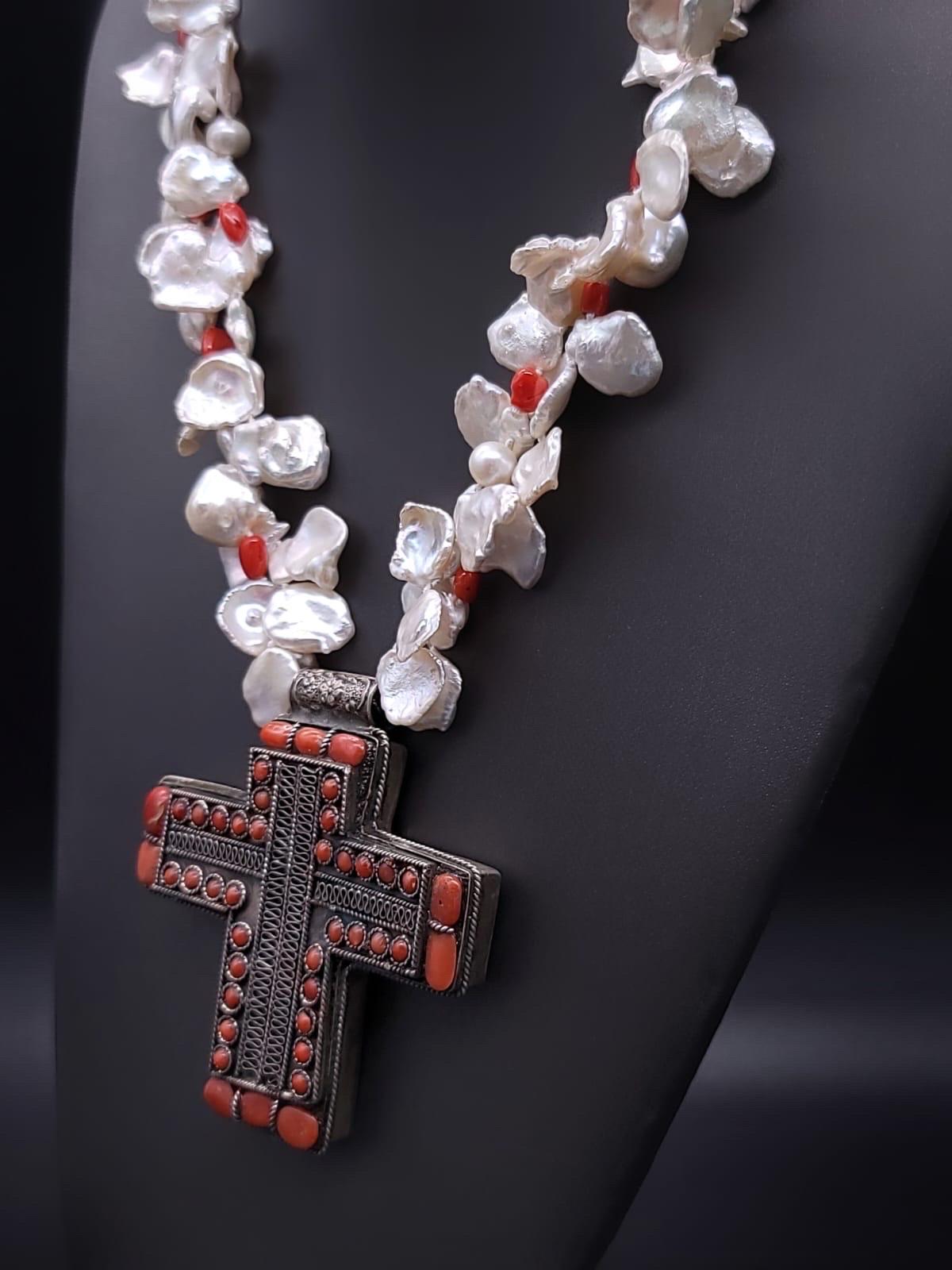 A.Jeschel Atemberaubende Keshi-Perlenkette mit silbernem Kreuz-Anhänger. im Angebot 4