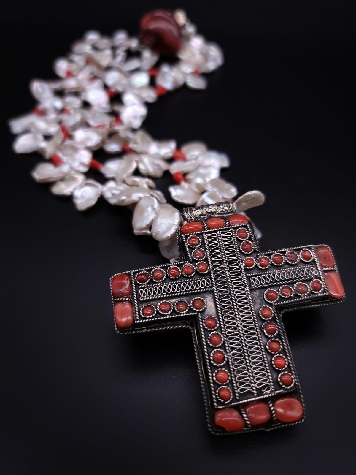 A.Jeschel Atemberaubende Keshi-Perlenkette mit silbernem Kreuz-Anhänger. im Angebot 6