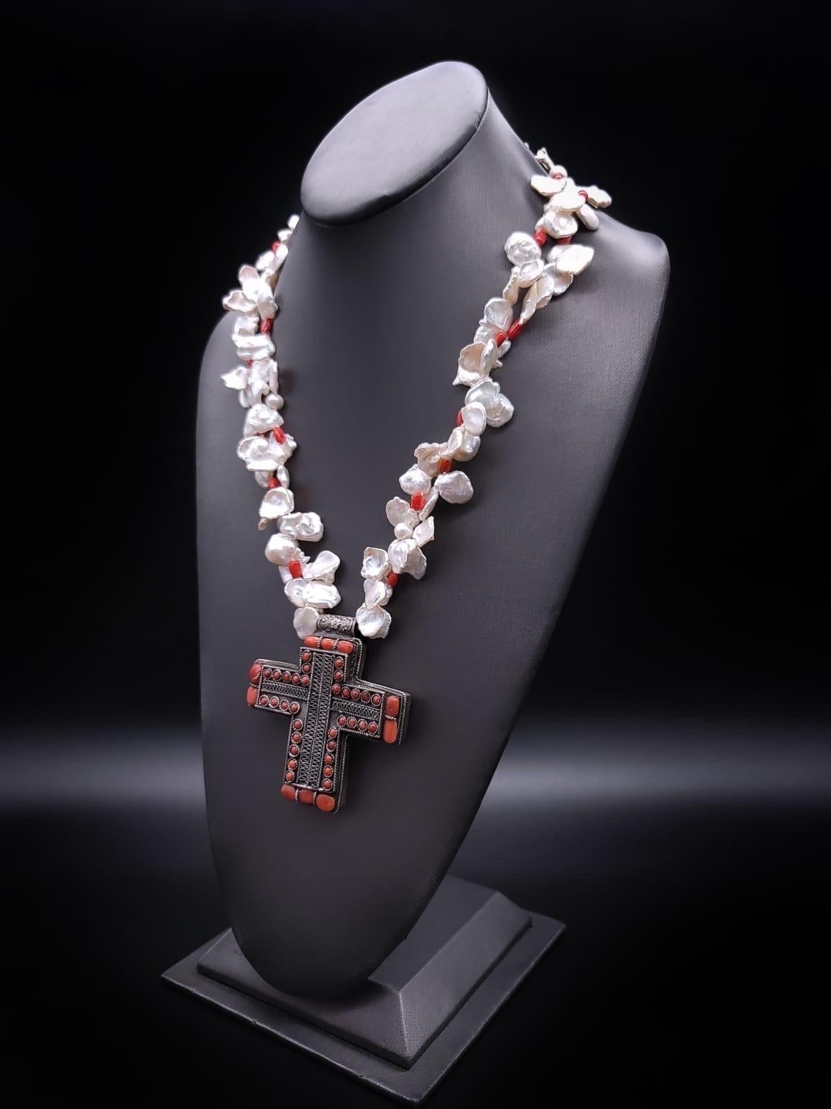 Einzigartig

Wir präsentieren eine atemberaubende, zweireihige Keshi-Perlenkette, die mit italienischen Korallenabstandshaltern verziert ist, die ihr einen Hauch von Eleganz verleihen. Im Mittelpunkt der Halskette steht ein handgefertigtes Kreuz aus
