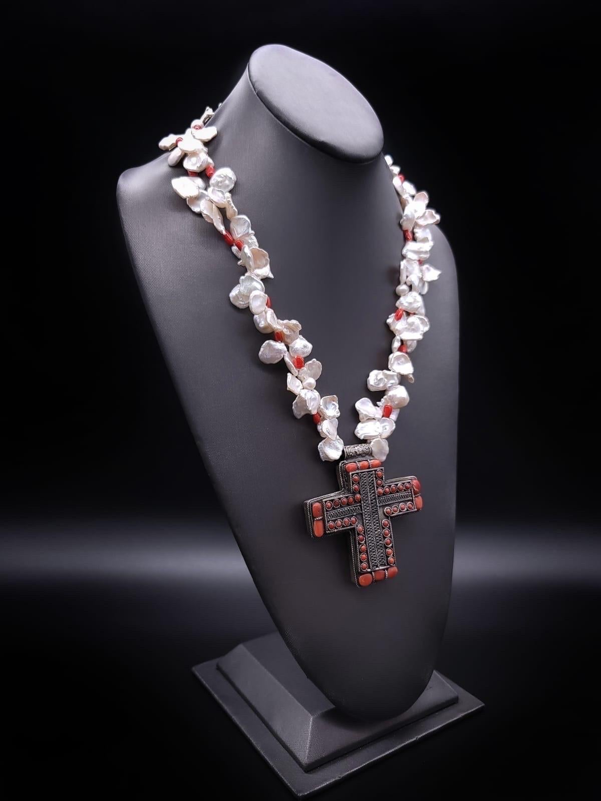 A.Jeschel Atemberaubende Keshi-Perlenkette mit silbernem Kreuz-Anhänger. (Gemischter Schliff) im Angebot