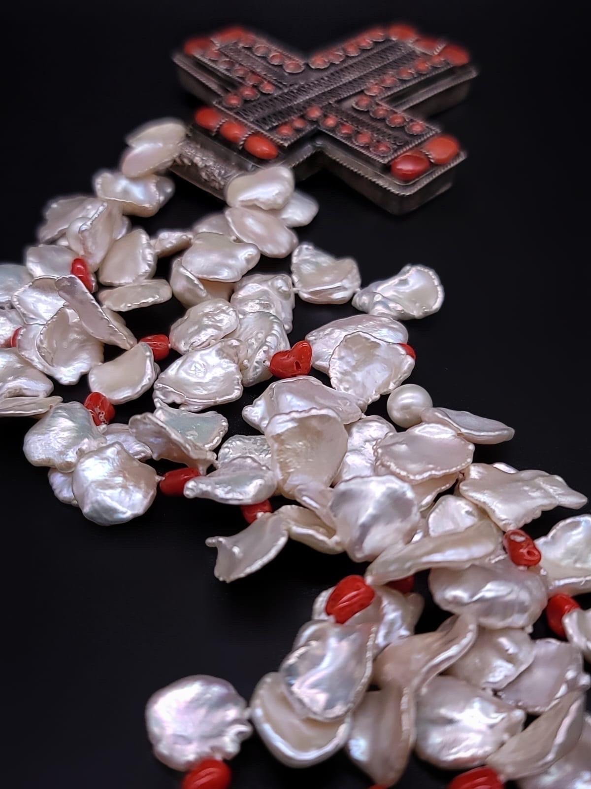 A.Jeschel Atemberaubende Keshi-Perlenkette mit silbernem Kreuz-Anhänger. im Angebot 3