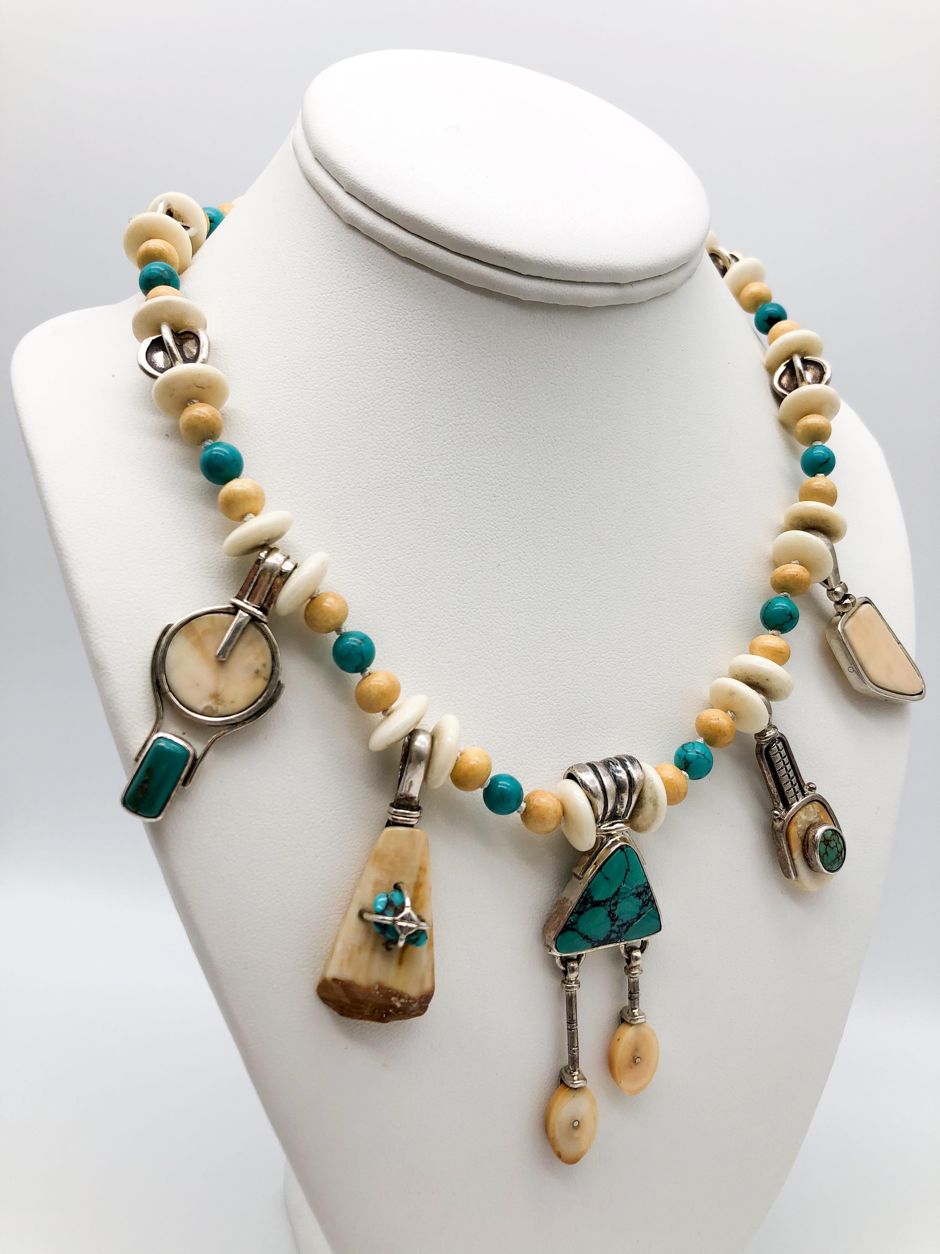 Unico nel suo genere

Questa interessantissima collana presenta cinque ciondoli fossili unici, disegnati da Edward Lawrence con materiali raccolti dai First Nation People nei loro villaggi d'origine nelle isole St Lawrence. I ciondoli sono inseriti