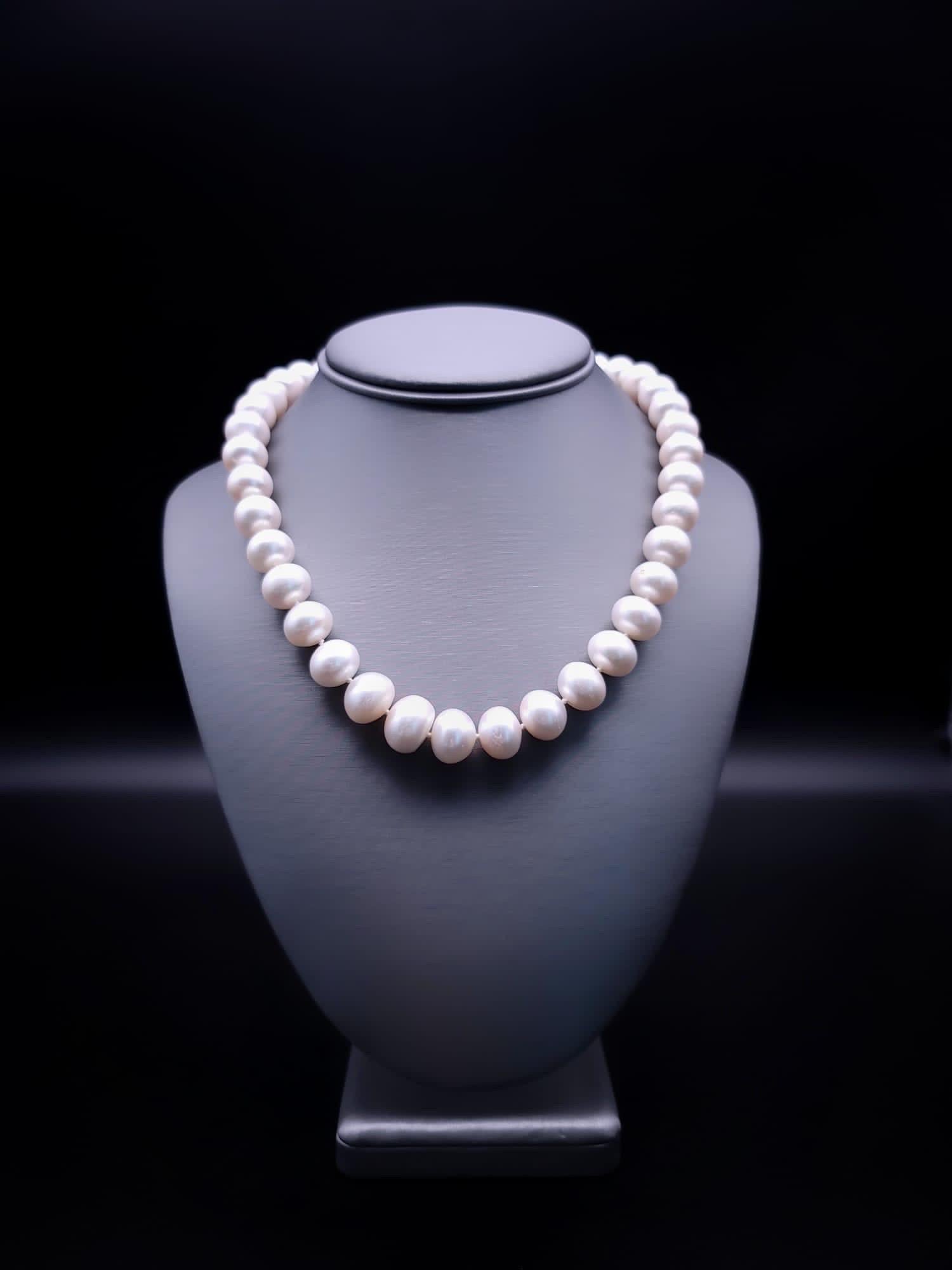 A.Jeschel Timeless and elegant Freshwater Pearl and vintage Cameo necklace. 3