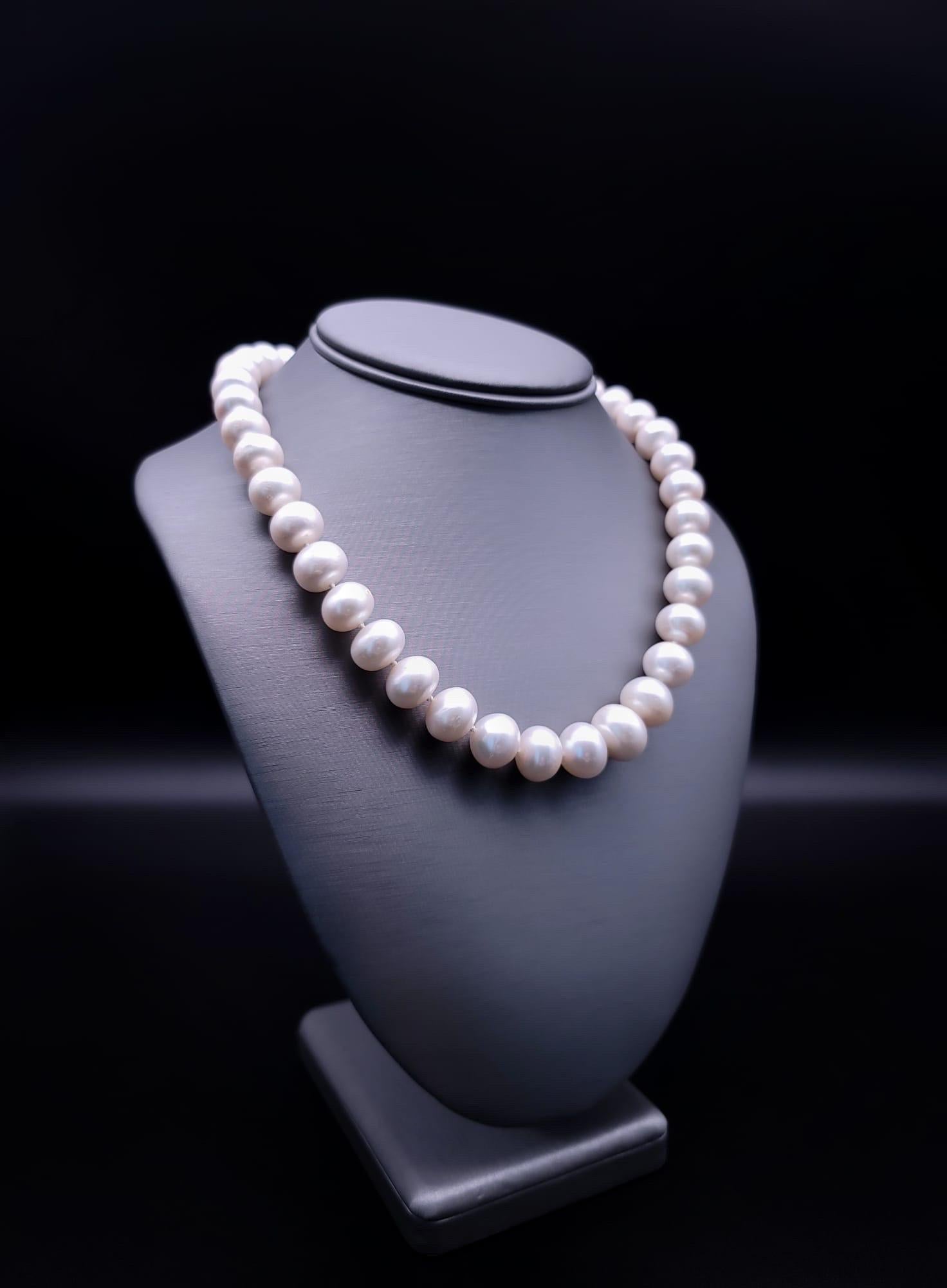 A.Jeschel Timeless and elegant Freshwater Pearl and vintage Cameo necklace. 5