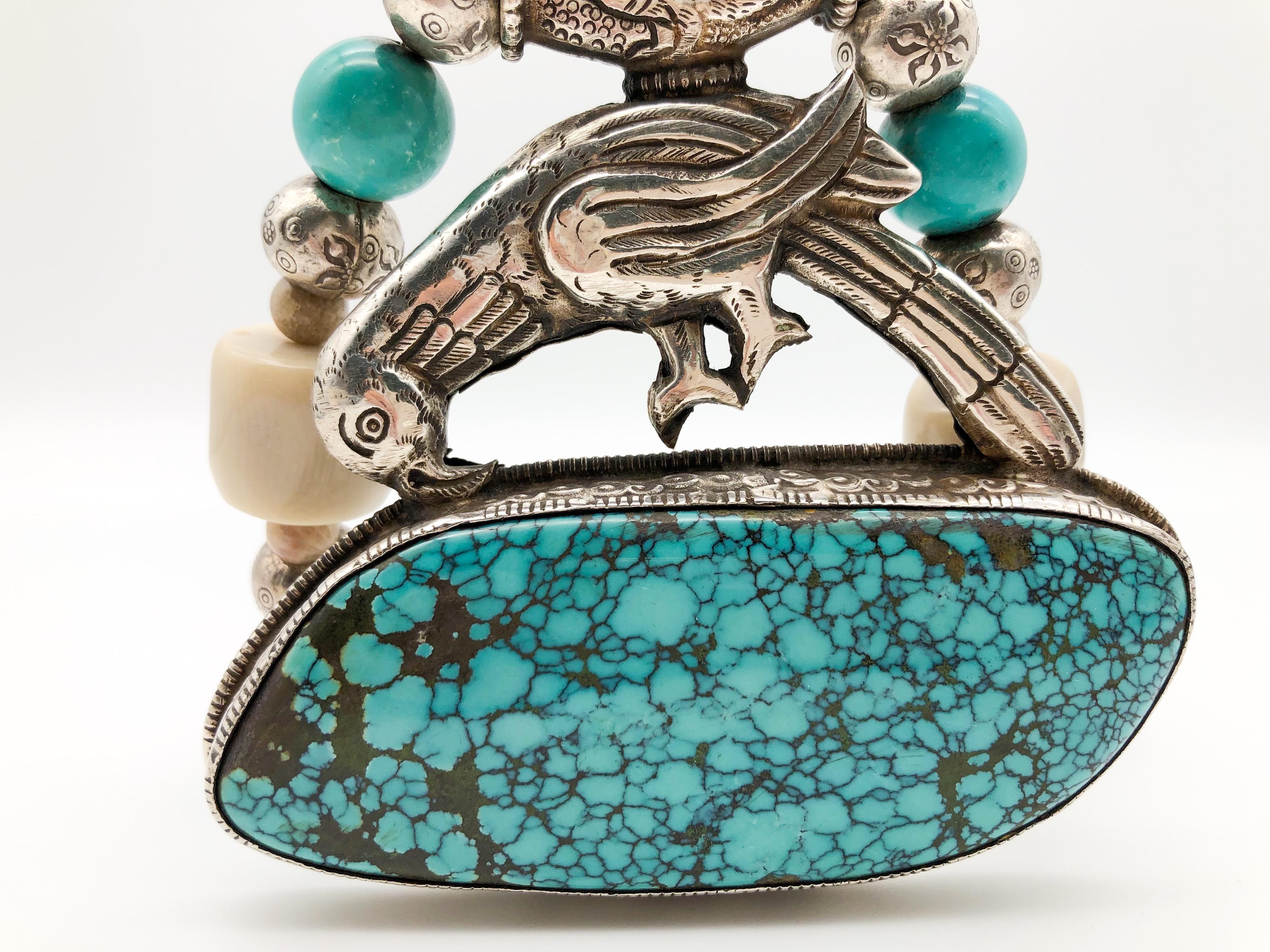 Unico nel suo genere
Fai in modo che la tua prima impressione sia duratura con questa straordinaria e bellissima collana lunga.
Adornata con perline etniche, osso, argento e turchese da 16 mm, ogni perlina d'argento è realizzata a mano con