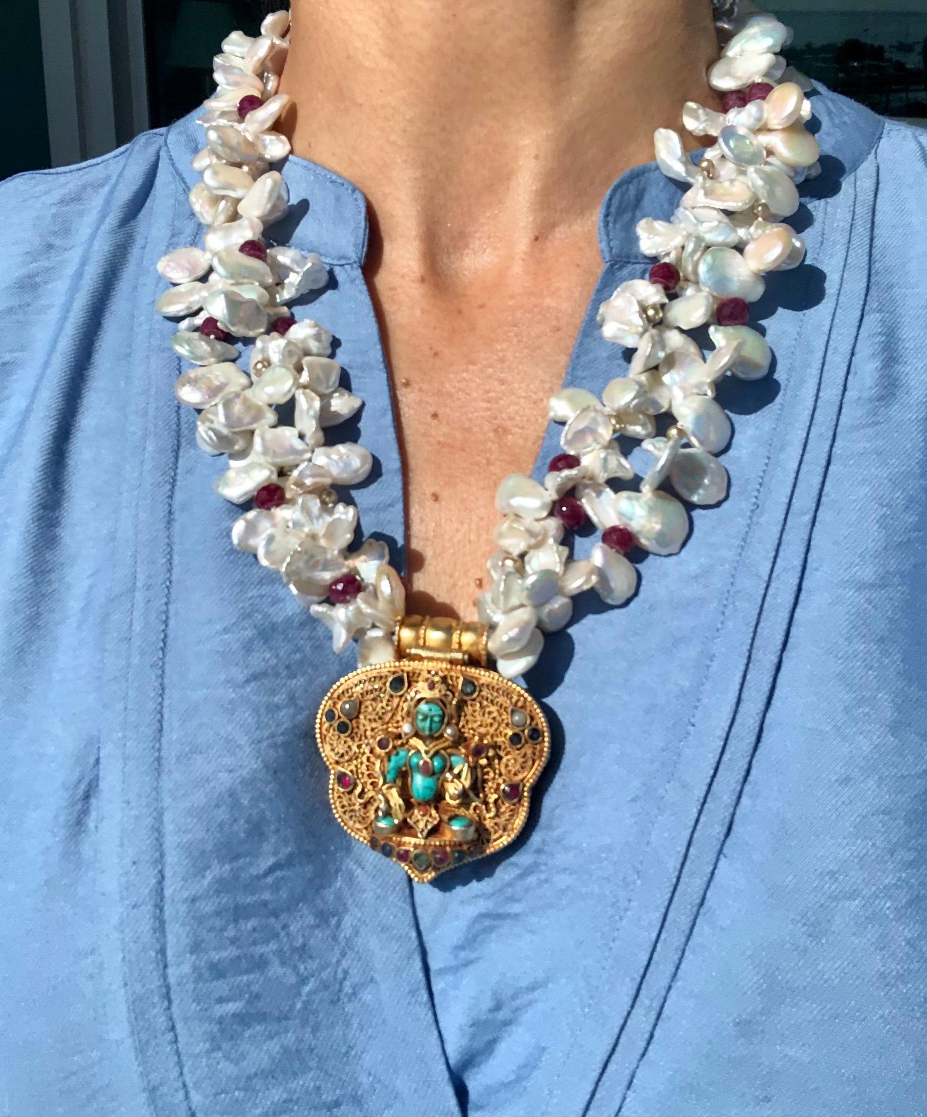 A.Jeschel  Atemberaubende Ghau-Schachtel aus einer Perlen- und Rubin-Halskette. (Zeitgenössisch) im Angebot