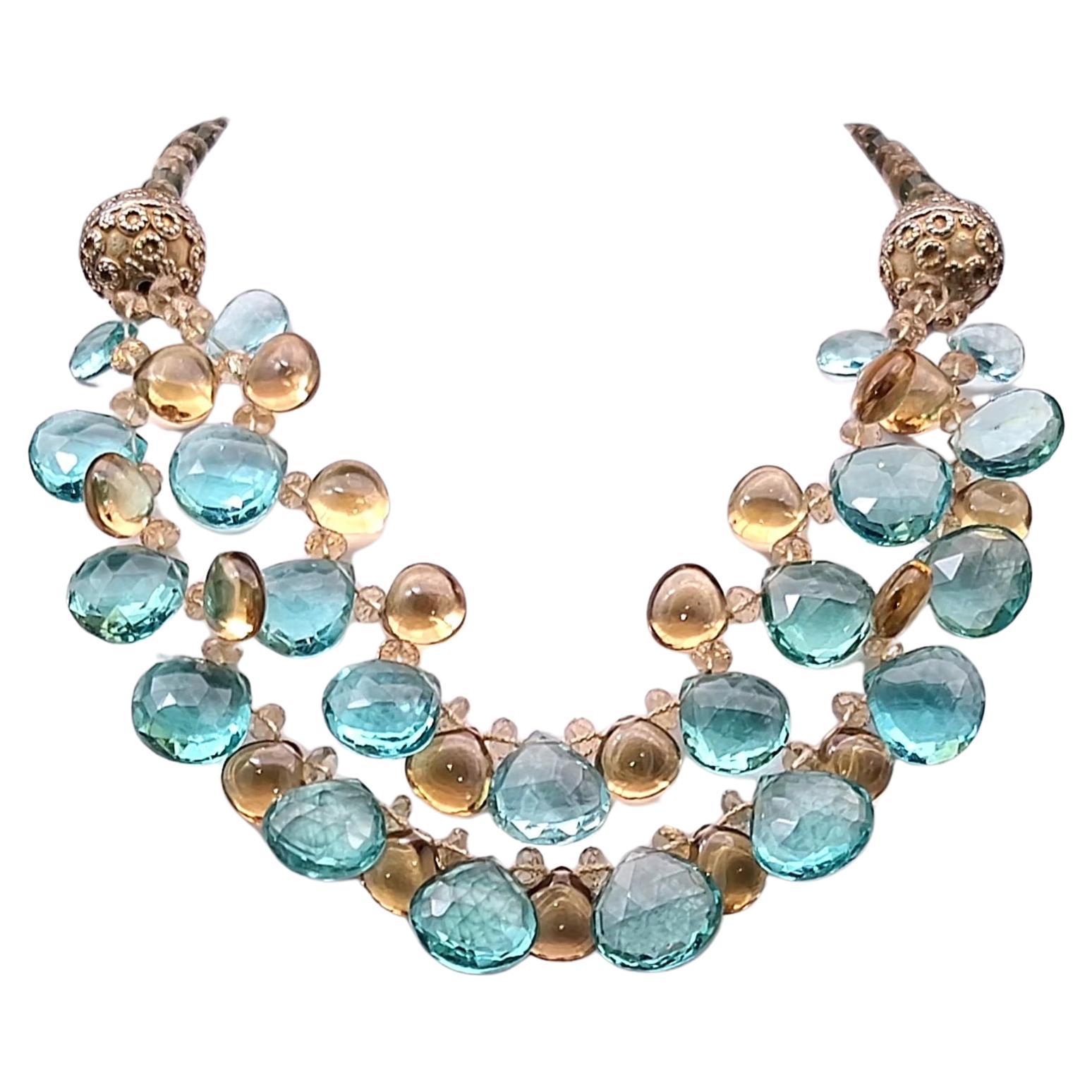 Unico nel suo genere  Whiskey & Water - Collana a goccia in quarzo blu

Questo squisito collare a doppio filo è caratterizzato da eleganti gocce di quarzo Whiskey e quarzo blu acqua che si posano con grazia lungo la clavicola. I fili sono