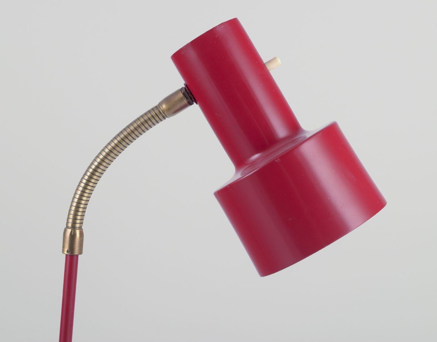 Les produits d'occasion sont exonérés de droits d'importation pour les clients américains. 
Par conséquent, aucun droit d'importation ne s'appliquera à votre achat.

AJH, fabricant suédois de luminaires.
Lampe de table réglable en métal laqué rouge