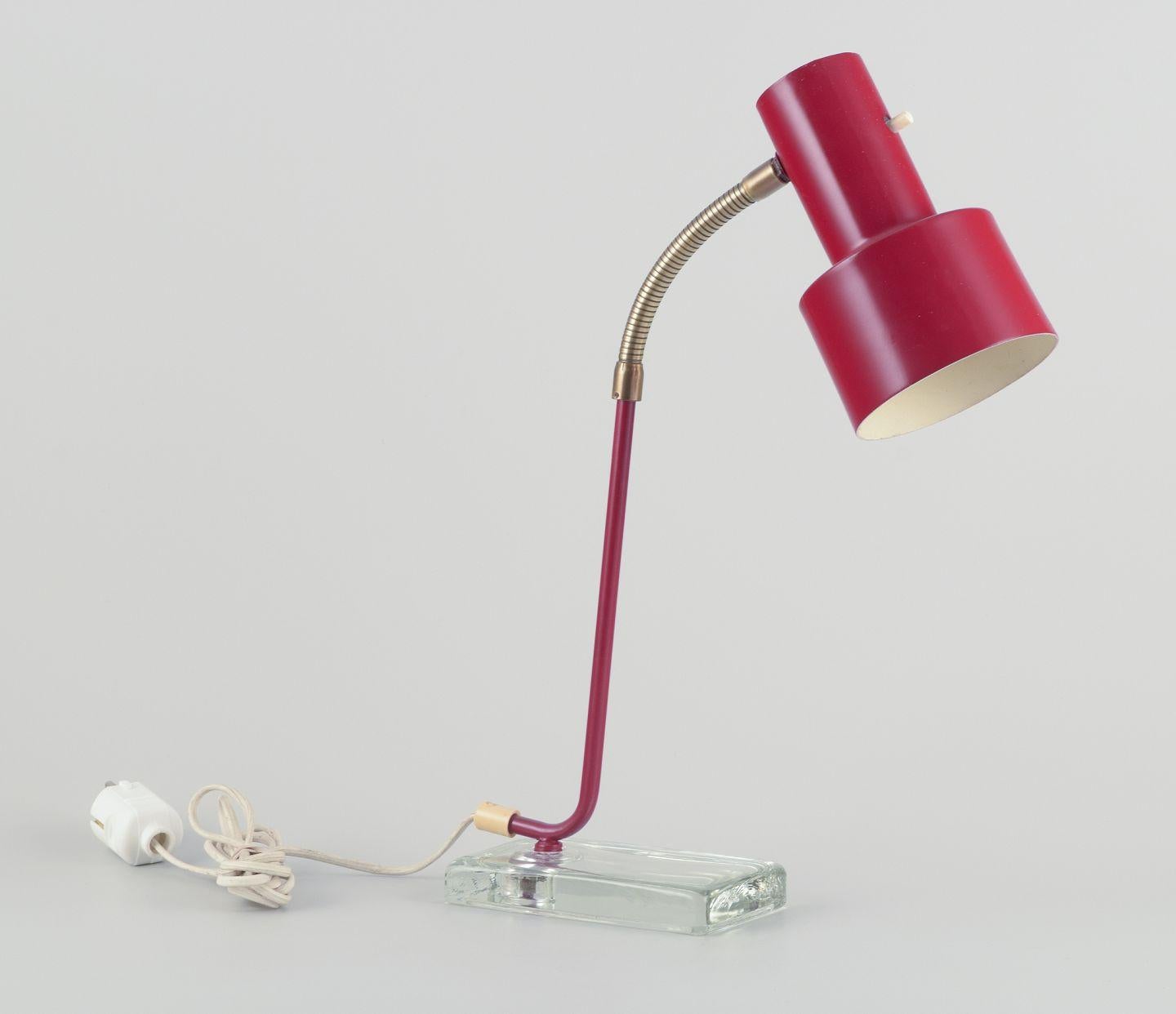 Industriel AJH, Suède. Lampe de table industrielle en métal laqué rouge sur base en verre. en vente