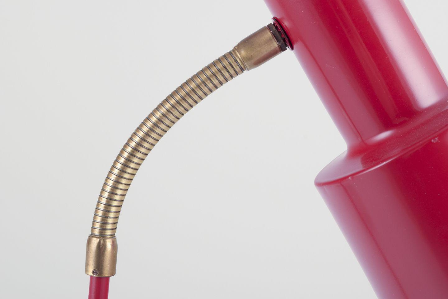 Suédois AJH, Suède. Lampe de table industrielle en métal laqué rouge sur base en verre. en vente