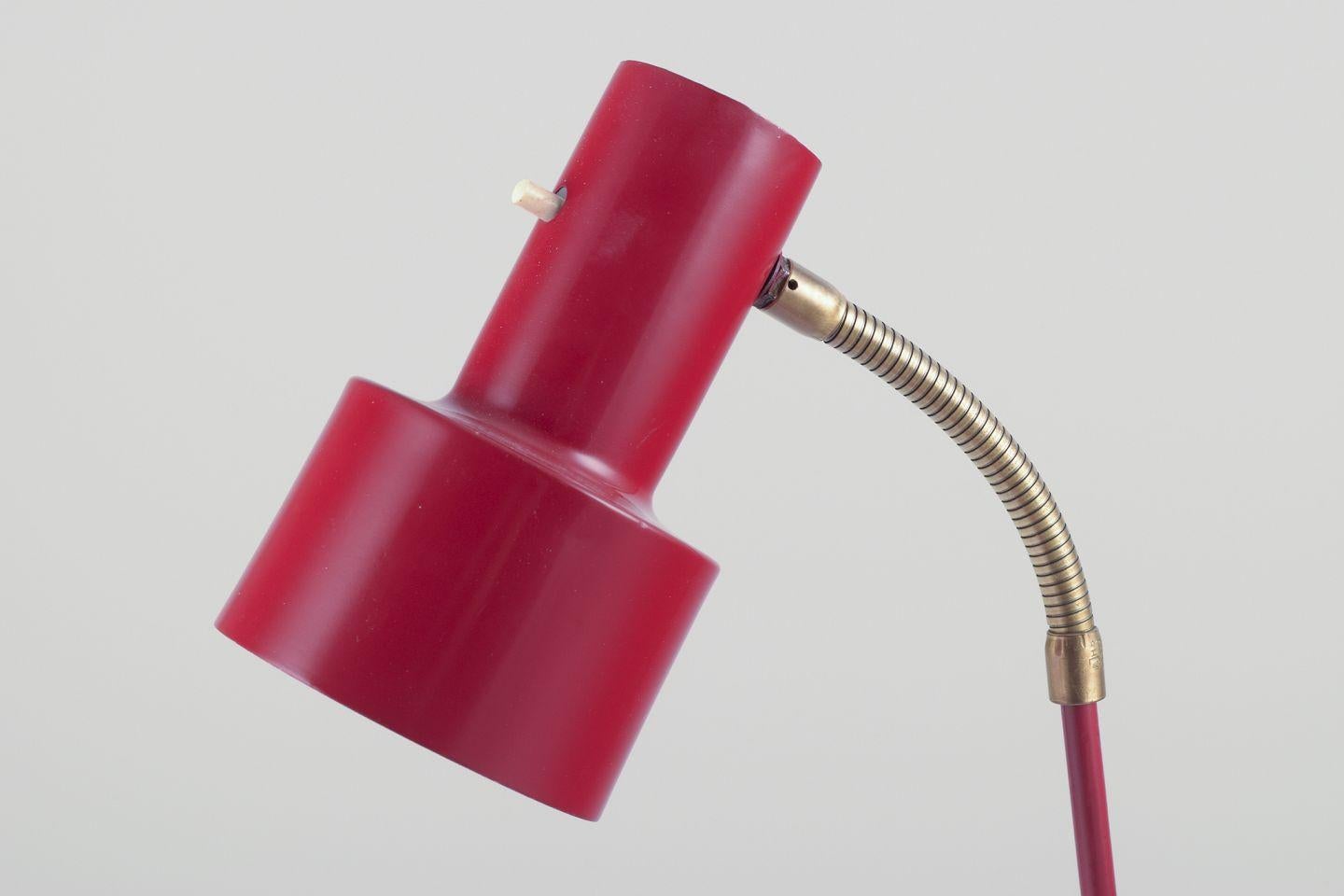 Fin du 20e siècle AJH, Suède. Lampe de table industrielle en métal laqué rouge sur base en verre. en vente